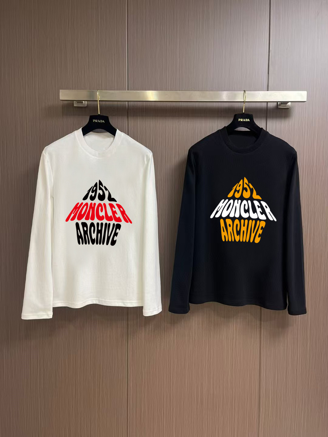 NO:573538,'Mengkou' autumn and winter counter new fashion casual bottoming long-sleeved T-shirt, made of high-density pure cotton fabrics, exquisite original logo, excellent comfort and breathability, excellent softness, whether worn alone or as an inner layer, it is very handsome, consistent with men's practical dressing habits, pursuing luxury, noble and elegant style, creating extraordinary men's taste, the visual effect is very good, extremely high-grade, simple and fashionable, a must-have choice for leisure and business!  Color White Black Size S MLXL XXL Bust 50.55355.558 60.5 Length 69 71 73 7577 Shoulder width 4850.5 53 55.5 58 Sleeve length 58 59 60 6061 Manual measurement, there is an error of 1-3CM, Moncler, tees, t-shirt, alexander wang19860909《蒙口》 秋冬专柜新款 时尚休闲打底衫长袖T恤,精选高密度纯棉面料,精致原版logo打造,舒适性与透气性兼优,柔软性极佳,无论是单穿或是内搭都是帅气十足,吻合了男性实用穿衣习惯,追求奢华高贵优雅风范,打造不凡男士品味,视觉效果非常赞,档次极高,简约时尚,休闲商务必备之选！ 颜色白色 黑色 码数S MLXL XXL 胸围50.55355.558 60.5 衣长 69 71 73 7577 肩宽 4850.5 53 55.5 58 袖长 58 59 60 6061 手工测量,有1-3CM误差,,Moncler,tees，t-shirt,alexander wang,Men's clothing