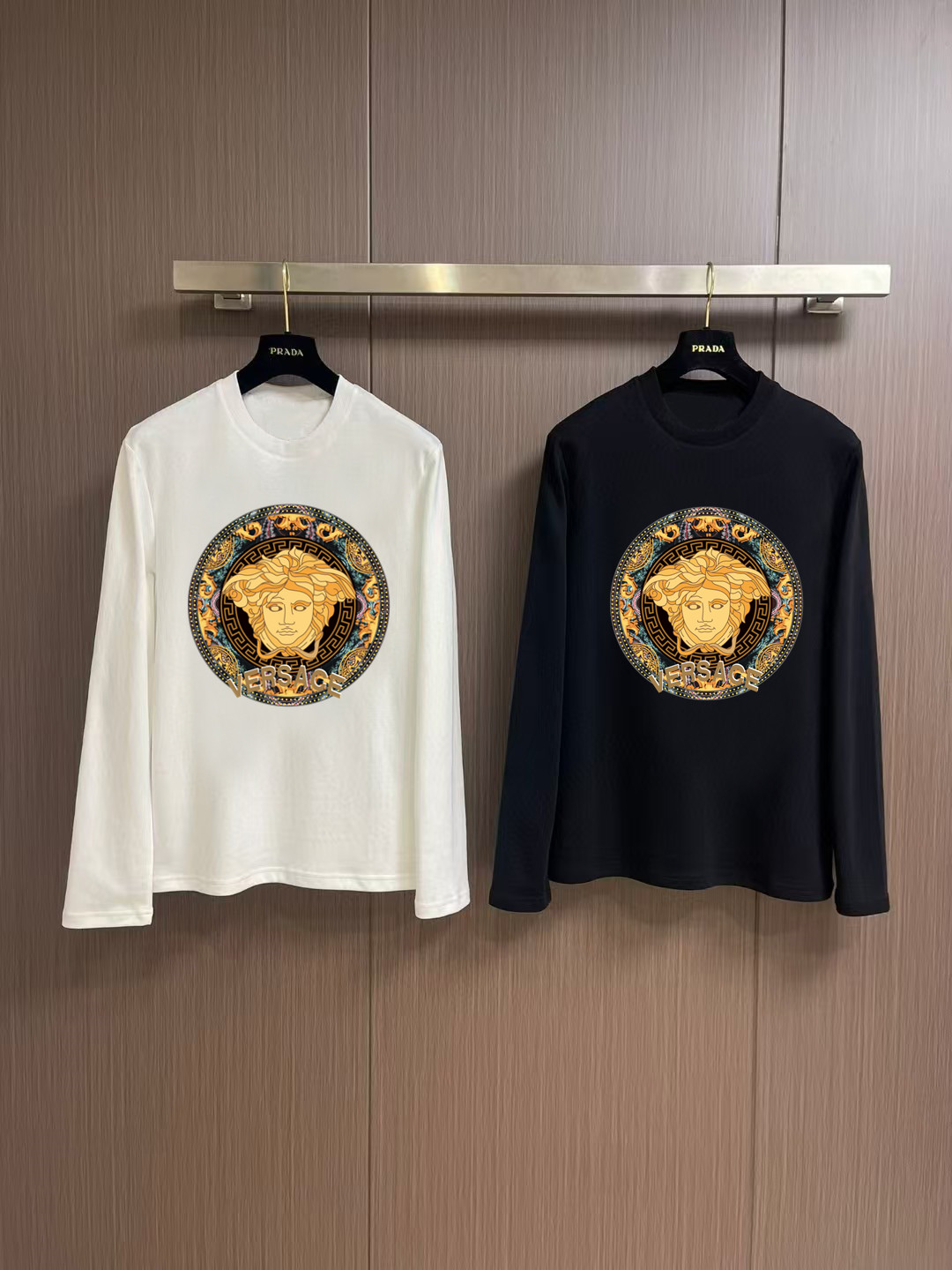 NO:573541,'Versace' new autumn and winter counter fashionable casual bottoming long-sleeved T-shirt, made of high-density pure cotton fabrics, made with exquisite original logo, excellent in comfort and breathability, and excellent softness. It is very handsome whether worn alone or as an inner layer. It conforms to men's practical dressing habits, pursues luxury, noble and elegant style, creates extraordinary men's taste, the visual effect is very good, extremely high-grade, simple and fashionable, a must-have choice for leisure and business!  Color White Black Size S MLXL XXL Bust 50.55355.558 60.5 Length 69 71 73 7577 Shoulder width 4850.5 53 55.5 58 Sleeve length 58 59 60 6061 Manual measurement, there is an error of 1-3CM, versace, tees, t-shirt, alexander wang19860909《范思哲》 秋冬专柜新款 时尚休闲打底衫长袖T恤,精选高密度纯棉面料,精致原版logo打造,舒适性与透气性兼优,柔软性极佳,无论是单穿或是内搭都是帅气十足,吻合了男性实用穿衣习惯,追求奢华高贵优雅风范,打造不凡男士品味,视觉效果非常赞,档次极高,简约时尚,休闲商务必备之选！ 颜色白色 黑色 码数S MLXL XXL 胸围50.55355.558 60.5 衣长 69 71 73 7577 肩宽 4850.5 53 55.5 58 袖长 58 59 60 6061 手工测量,有1-3CM误差,,versace,tees，t-shirt,alexander wang,Men's clothing