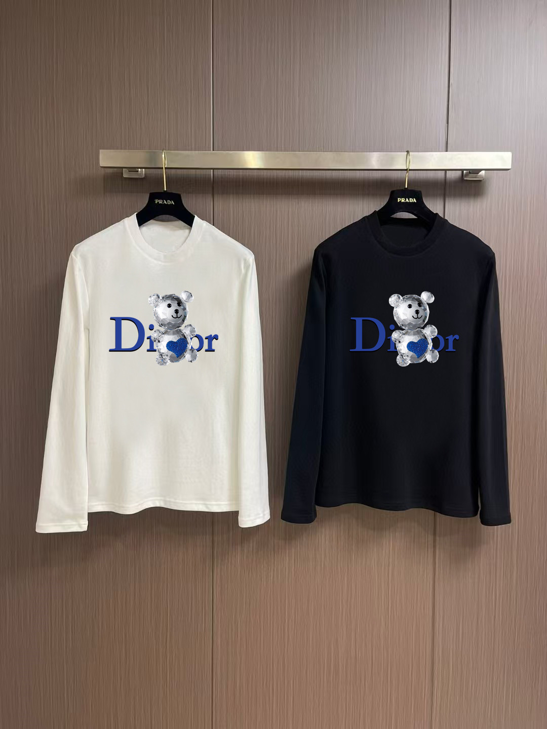 NO:573544,'Dior' Autumn and Winter counter new fashion casual bottoming long-sleeved T-shirt, made of high-density pure cotton fabric, exquisite original logo, excellent comfort and breathability, excellent softness, whether worn alone or as an inner layer, it is very handsome, consistent with men's practical dressing habits, pursuing luxury, noble and elegant style, creating extraordinary men's taste, the visual effect is very good, extremely high-grade, simple and fashionable, a must-have choice for leisure and business!  Color White Black Size S MLXL XXL Bust 50.55355.558 60.5 Length 69 71 73 7577 Shoulder width 4850.5 53 55.5 58 Sleeve length 58 59 60 6061 Manual measurement, there is an error of 1-3CM, dior, tees, t-shirt, alexander wang19860909《迪奥》 秋冬专柜新款 时尚休闲打底衫长袖T恤,精选高密度纯棉面料,精致原版logo打造,舒适性与透气性兼优,柔软性极佳,无论是单穿或是内搭都是帅气十足,吻合了男性实用穿衣习惯,追求奢华高贵优雅风范,打造不凡男士品味,视觉效果非常赞,档次极高,简约时尚,休闲商务必备之选！ 颜色白色 黑色 码数S MLXL XXL 胸围50.55355.558 60.5 衣长 69 71 73 7577 肩宽 4850.5 53 55.5 58 袖长 58 59 60 6061 手工测量,有1-3CM误差,,dior,tees，t-shirt,alexander wang,Men's clothing
