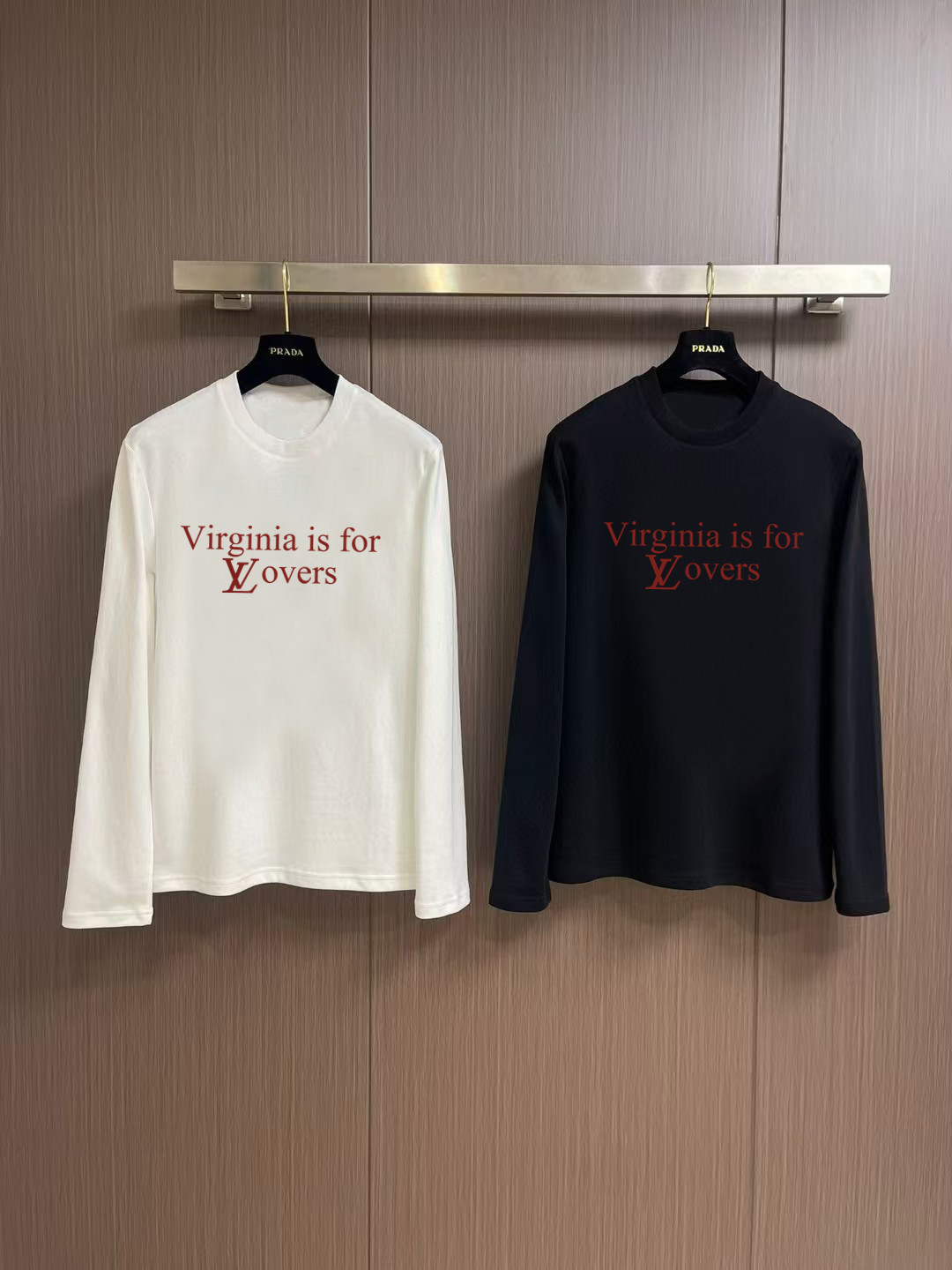 NO:573550,'Louis Vuitton' new autumn and winter counter, fashionable casual bottoming long-sleeved T-shirt, made of high-density pure cotton fabric, exquisite original logo, excellent comfort and breathability, excellent softness, whether worn alone or as an inner layer, it is very handsome, in line with men's practical dressing habits, pursuing luxury, noble and elegant style, creating extraordinary men's taste, the visual effect is very good, extremely high-grade, simple and fashionable, a must-have choice for leisure and business!  Color White Black Size S MLXL XXL Bust 50.55355.558 60.5 Clothing length 69 71 73 7577 Shoulder width 4850.5 53 55.5 58 Sleeve length 58 59 60 6061 Manual measurement, there is an error of 1-3CM, Louis  vuitton,tees,t-shirt,alexander wang19860909《路易威登》 秋冬专柜新款 时尚休闲打底衫长袖T恤,精选高密度纯棉面料,精致原版logo打造,舒适性与透气性兼优,柔软性极佳,无论是单穿或是内搭都是帅气十足,吻合了男性实用穿衣习惯,追求奢华高贵优雅风范,打造不凡男士品味,视觉效果非常赞,档次极高,简约时尚,休闲商务必备之选！ 颜色白色 黑色 码数S MLXL XXL 胸围50.55355.558 60.5 衣长 69 71 73 7577 肩宽 4850.5 53 55.5 58 袖长 58 59 60 6061 手工测量,有1-3CM误差,,louis vuitton,tees，t-shirt,alexander wang,Men's clothing