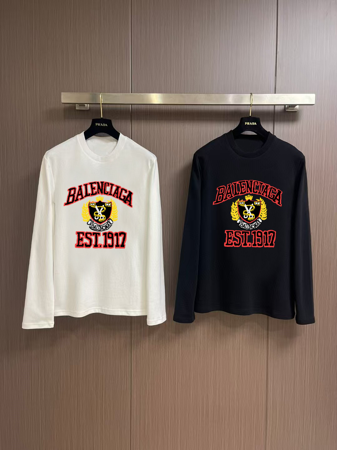 NO:573553,'Balenciaga' autumn and winter counter new fashion casual bottoming long-sleeved T-shirt, made of high-density pure cotton fabrics, exquisite original logo, excellent comfort and breathability, excellent softness, whether worn alone or as an inner layer, it is very handsome, consistent with men's practical dressing habits, pursuing luxury, noble and elegant style, creating extraordinary men's taste, the visual effect is very good, extremely high-grade, simple and fashionable, a must-have choice for leisure and business!  Color White Black Size S MLXL XXL Bust 50.55355.558 60.5 Length 69 71 73 7577 Shoulder width 4850.5 53 55.5 58 Sleeve length 58 59 60 6061 Manual measurement, there is an error of 1-3CM, balenciaga, tees, t-shirt, alexander  wang19860909《巴黎世家》 秋冬专柜新款 时尚休闲打底衫长袖T恤,精选高密度纯棉面料,精致原版logo打造,舒适性与透气性兼优,柔软性极佳,无论是单穿或是内搭都是帅气十足,吻合了男性实用穿衣习惯,追求奢华高贵优雅风范,打造不凡男士品味,视觉效果非常赞,档次极高,简约时尚,休闲商务必备之选！ 颜色白色 黑色 码数S MLXL XXL 胸围50.55355.558 60.5 衣长 69 71 73 7577 肩宽 4850.5 53 55.5 58 袖长 58 59 60 6061 手工测量,有1-3CM误差,,balenciaga,tees，t-shirt,alexander wang,Men's clothing