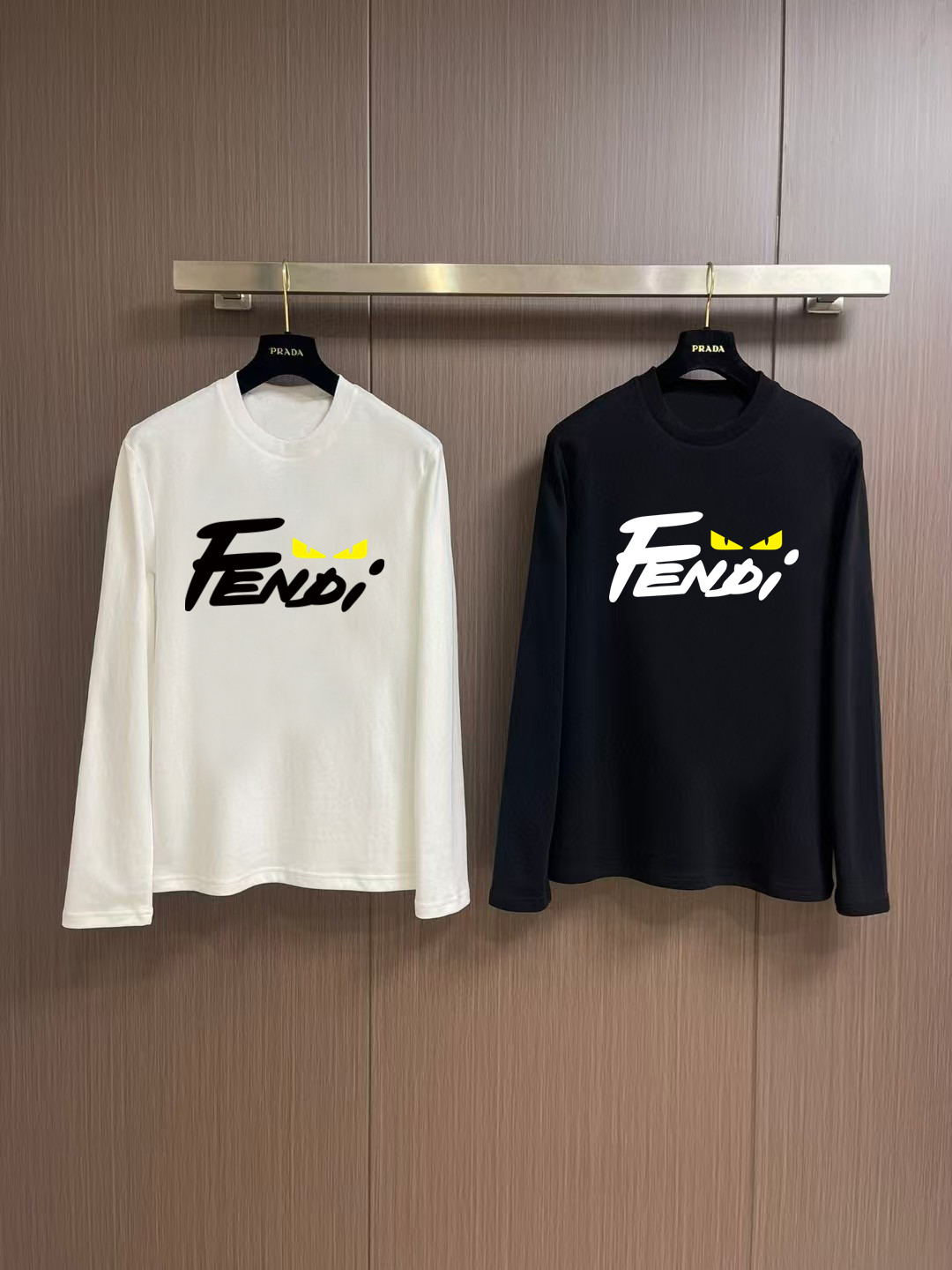 NO:573531,'Fendi' autumn and winter counter new fashion casual bottoming long-sleeved T-shirt, made of high-density pure cotton fabric, exquisite original logo, excellent comfort and breathability, excellent softness, whether worn alone or with inner layer, it is very handsome, consistent with men's practical dressing habits, pursuit of luxury, noble and elegant style, creating extraordinary men's taste, the visual effect is very good, extremely high-grade, simple and fashionable, a must-have choice for leisure and business!  Color White Black Size S MLXL XXL Bust 50.55355.558 60.5 Length 69 71 73 7577 Shoulder width 4850.5 53 55.5 58 Sleeve length 58 59 60 6061 Manual measurement, there is an error of 1-3CM, fendi, tees, t-shirt, alexander wang19860909《芬迪》 秋冬专柜新款 时尚休闲打底衫长袖T恤,精选高密度纯棉面料,精致原版logo打造,舒适性与透气性兼优,柔软性极佳,无论是单穿或是内搭都是帅气十足,吻合了男性实用穿衣习惯,追求奢华高贵优雅风范,打造不凡男士品味,视觉效果非常赞,档次极高,简约时尚,休闲商务必备之选！ 颜色白色 黑色 码数S MLXL XXL 胸围50.55355.558 60.5 衣长 69 71 73 7577 肩宽 4850.5 53 55.5 58 袖长 58 59 60 6061 手工测量,有1-3CM误差,,fendi,tees，t-shirt,alexander wang,Men's clothing