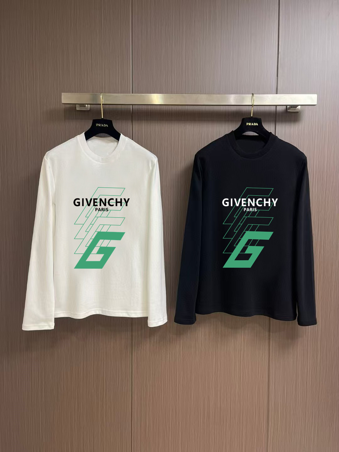 NO:573533,'Givenchy' new autumn and winter counter fashionable casual bottoming long-sleeved T-shirt, made of high-density pure cotton fabrics, exquisite original logo, excellent comfort and breathability, excellent softness, whether worn alone or worn inside, it is very handsome, consistent with men's practical dressing habits, pursuing luxury, noble and elegant style, creating extraordinary men's taste, the visual effect is very good, extremely high-grade, simple and fashionable, a must-have choice for leisure and business!  Color White Black Size S MLXL XXL Bust 50.55355.558 60.5 Length 69 71 73 7577 Shoulder width 4850.5 53 55.5 58 Sleeve length 58 59 60 6061 Manual measurement, there is an error of 1-3CM, givenchy, tees, t-shirt, alexander  wang19860909《纪梵希》 秋冬专柜新款 时尚休闲打底衫长袖T恤,精选高密度纯棉面料,精致原版logo打造,舒适性与透气性兼优,柔软性极佳,无论是单穿或是内搭都是帅气十足,吻合了男性实用穿衣习惯,追求奢华高贵优雅风范,打造不凡男士品味,视觉效果非常赞,档次极高,简约时尚,休闲商务必备之选！ 颜色白色 黑色 码数S MLXL XXL 胸围50.55355.558 60.5 衣长 69 71 73 7577 肩宽 4850.5 53 55.5 58 袖长 58 59 60 6061 手工测量,有1-3CM误差,,givenchy,tees，t-shirt,alexander wang,Men's clothing