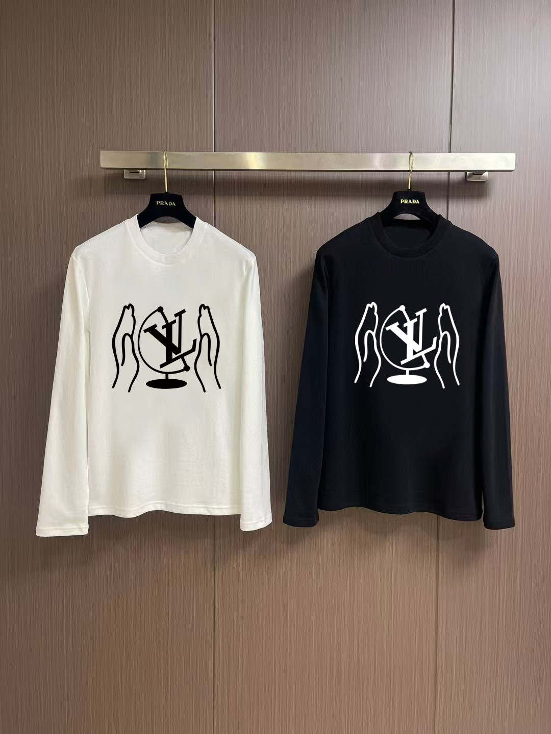 NO:573535,'Louis Vuitton' new autumn and winter counter, fashionable casual bottoming long-sleeved T-shirt, made of high-density pure cotton fabric, exquisite original logo, excellent comfort and breathability, excellent softness, whether worn alone or as an inner layer, it is very handsome, in line with men's practical dressing habits, pursuing luxury, noble and elegant style, creating extraordinary men's taste, the visual effect is very good, extremely high-grade, simple and fashionable, a must-have choice for leisure and business!  Color White Black Size S MLXL XXL Bust 50.55355.558 60.5 Clothing length 69 71 73 7577 Shoulder width 4850.5 53 55.5 58 Sleeve length 58 59 60 6061 Manual measurement, there is an error of 1-3CM, Louis  vuitton,tees,t-shirt,alexander wang19860909《路易威登》 秋冬专柜新款 时尚休闲打底衫长袖T恤,精选高密度纯棉面料,精致原版logo打造,舒适性与透气性兼优,柔软性极佳,无论是单穿或是内搭都是帅气十足,吻合了男性实用穿衣习惯,追求奢华高贵优雅风范,打造不凡男士品味,视觉效果非常赞,档次极高,简约时尚,休闲商务必备之选！ 颜色白色 黑色 码数S MLXL XXL 胸围50.55355.558 60.5 衣长 69 71 73 7577 肩宽 4850.5 53 55.5 58 袖长 58 59 60 6061 手工测量,有1-3CM误差,,louis vuitton,tees，t-shirt,alexander wang,Men's clothing