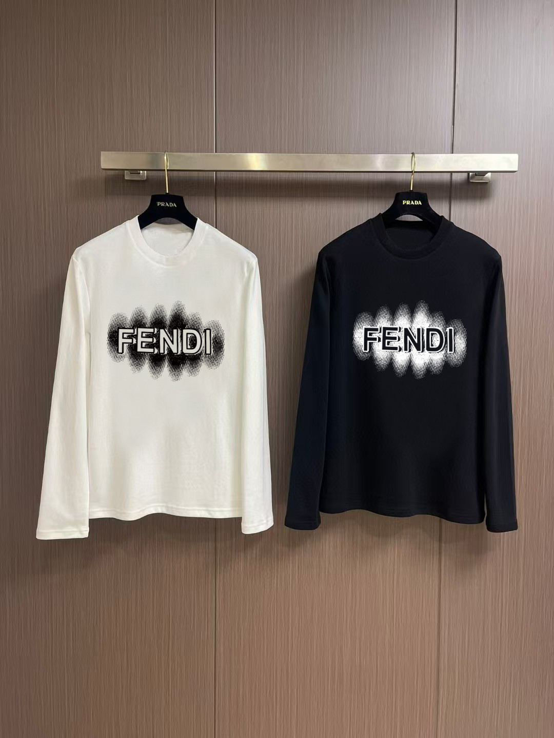 NO:573537,'Fendi' autumn and winter counter new fashion casual bottoming long-sleeved T-shirt, made of high-density pure cotton fabric, exquisite original logo, excellent comfort and breathability, excellent softness, whether worn alone or with inner layer, it is very handsome, consistent with men's practical dressing habits, pursuit of luxury, noble and elegant style, creating extraordinary men's taste, the visual effect is very good, extremely high-grade, simple and fashionable, a must-have choice for leisure and business!  Color White Black Size S MLXL XXL Bust 50.55355.558 60.5 Length 69 71 73 7577 Shoulder width 4850.5 53 55.5 58 Sleeve length 58 59 60 6061 Manual measurement, there is an error of 1-3CM, fendi, tees, t-shirt, alexander wang19860909《芬迪》 秋冬专柜新款 时尚休闲打底衫长袖T恤,精选高密度纯棉面料,精致原版logo打造,舒适性与透气性兼优,柔软性极佳,无论是单穿或是内搭都是帅气十足,吻合了男性实用穿衣习惯,追求奢华高贵优雅风范,打造不凡男士品味,视觉效果非常赞,档次极高,简约时尚,休闲商务必备之选！ 颜色白色 黑色 码数S MLXL XXL 胸围50.55355.558 60.5 衣长 69 71 73 7577 肩宽 4850.5 53 55.5 58 袖长 58 59 60 6061 手工测量,有1-3CM误差,,fendi,tees，t-shirt,alexander wang,Men's clothing