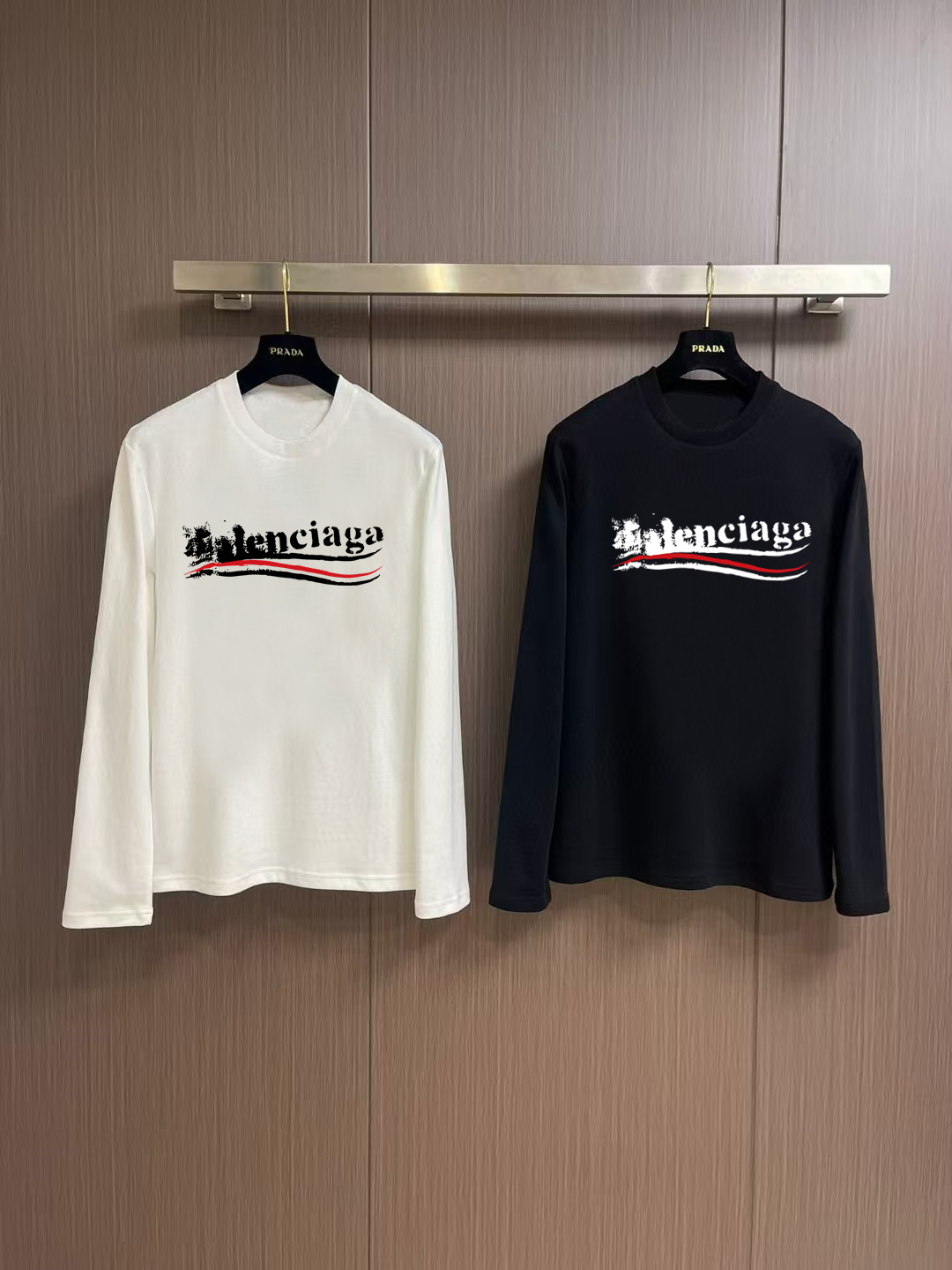 NO:573539,'Balenciaga' autumn and winter counter new fashion casual bottoming long-sleeved T-shirt, made of high-density pure cotton fabrics, exquisite original logo, excellent comfort and breathability, excellent softness, whether worn alone or as an inner layer, it is very handsome, consistent with men's practical dressing habits, pursuing luxury, noble and elegant style, creating extraordinary men's taste, the visual effect is very good, extremely high-grade, simple and fashionable, a must-have choice for leisure and business!  Color White Black Size S MLXL XXL Bust 50.55355.558 60.5 Length 69 71 73 7577 Shoulder width 4850.5 53 55.5 58 Sleeve length 58 59 60 6061 Manual measurement, there is an error of 1-3CM, balenciaga, tees, t-shirt, alexander  wang19860909《巴黎世家》 秋冬专柜新款 时尚休闲打底衫长袖T恤,精选高密度纯棉面料,精致原版logo打造,舒适性与透气性兼优,柔软性极佳,无论是单穿或是内搭都是帅气十足,吻合了男性实用穿衣习惯,追求奢华高贵优雅风范,打造不凡男士品味,视觉效果非常赞,档次极高,简约时尚,休闲商务必备之选！ 颜色白色 黑色 码数S MLXL XXL 胸围50.55355.558 60.5 衣长 69 71 73 7577 肩宽 4850.5 53 55.5 58 袖长 58 59 60 6061 手工测量,有1-3CM误差,,balenciaga,tees，t-shirt,alexander wang,Men's clothing