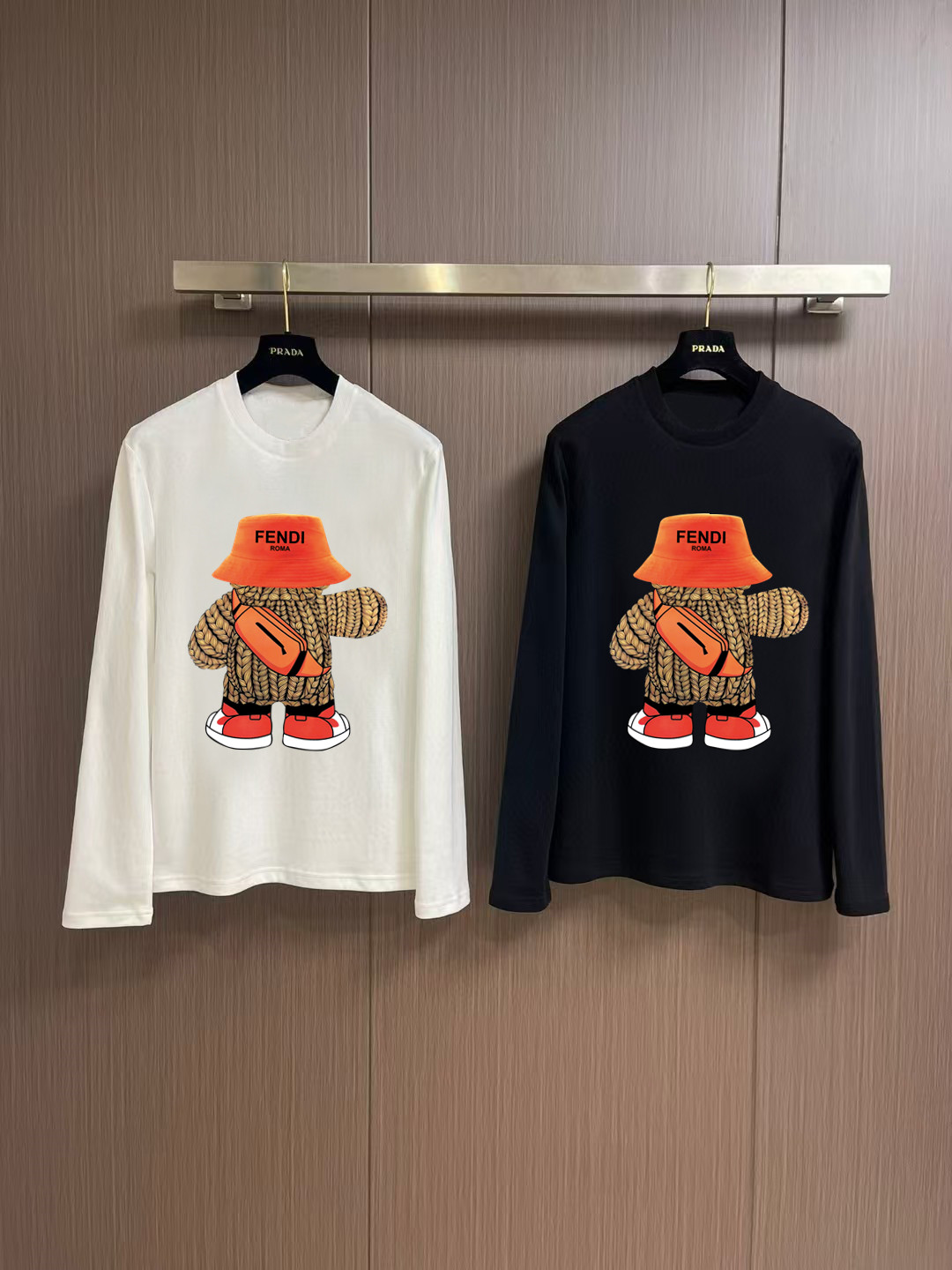 NO:573542,'Fendi' autumn and winter counter new fashion casual bottoming long-sleeved T-shirt, made of high-density pure cotton fabric, exquisite original logo, excellent comfort and breathability, excellent softness, whether worn alone or with inner layer, it is very handsome, consistent with men's practical dressing habits, pursuit of luxury, noble and elegant style, creating extraordinary men's taste, the visual effect is very good, extremely high-grade, simple and fashionable, a must-have choice for leisure and business!  Color White Black Size S MLXL XXL Bust 50.55355.558 60.5 Length 69 71 73 7577 Shoulder width 4850.5 53 55.5 58 Sleeve length 58 59 60 6061 Manual measurement, there is an error of 1-3CM, fendi, tees, t-shirt, alexander wang19860909《芬迪》 秋冬专柜新款 时尚休闲打底衫长袖T恤,精选高密度纯棉面料,精致原版logo打造,舒适性与透气性兼优,柔软性极佳,无论是单穿或是内搭都是帅气十足,吻合了男性实用穿衣习惯,追求奢华高贵优雅风范,打造不凡男士品味,视觉效果非常赞,档次极高,简约时尚,休闲商务必备之选！ 颜色白色 黑色 码数S MLXL XXL 胸围50.55355.558 60.5 衣长 69 71 73 7577 肩宽 4850.5 53 55.5 58 袖长 58 59 60 6061 手工测量,有1-3CM误差,,fendi,tees，t-shirt,alexander wang,Men's clothing