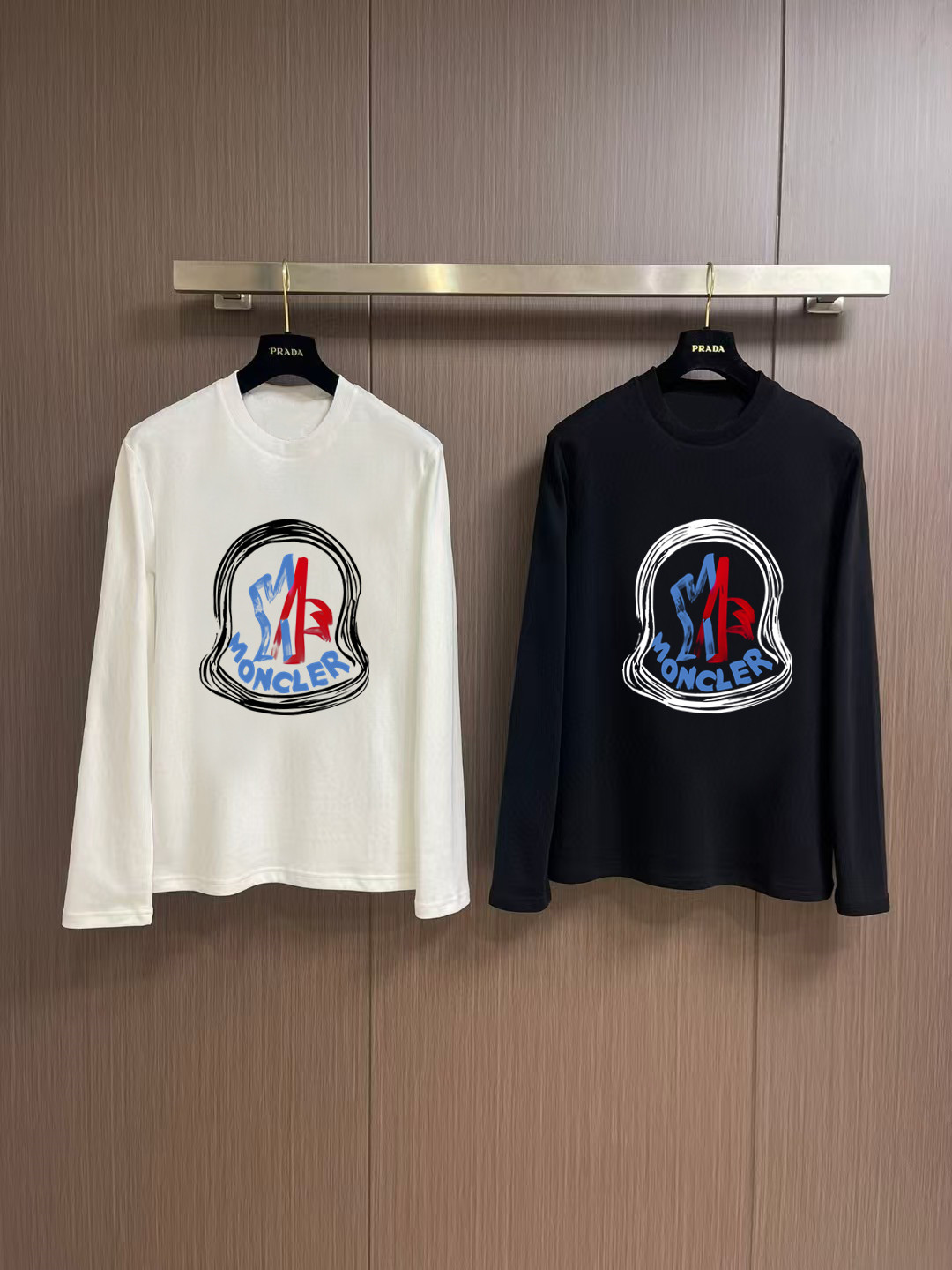 NO:573548,'Mengkou' autumn and winter counter new fashion casual bottoming long-sleeved T-shirt, made of high-density pure cotton fabrics, exquisite original logo, excellent comfort and breathability, excellent softness, whether worn alone or as an inner layer, it is very handsome, consistent with men's practical dressing habits, pursuing luxury, noble and elegant style, creating extraordinary men's taste, the visual effect is very good, extremely high-grade, simple and fashionable, a must-have choice for leisure and business!  Color White Black Size S MLXL XXL Bust 50.55355.558 60.5 Length 69 71 73 7577 Shoulder width 4850.5 53 55.5 58 Sleeve length 58 59 60 6061 Manual measurement, there is an error of 1-3CM, Moncler, tees, t-shirt, alexander wang19860909《蒙口》 秋冬专柜新款 时尚休闲打底衫长袖T恤,精选高密度纯棉面料,精致原版logo打造,舒适性与透气性兼优,柔软性极佳,无论是单穿或是内搭都是帅气十足,吻合了男性实用穿衣习惯,追求奢华高贵优雅风范,打造不凡男士品味,视觉效果非常赞,档次极高,简约时尚,休闲商务必备之选！ 颜色白色 黑色 码数S MLXL XXL 胸围50.55355.558 60.5 衣长 69 71 73 7577 肩宽 4850.5 53 55.5 58 袖长 58 59 60 6061 手工测量,有1-3CM误差,,Moncler,tees，t-shirt,alexander wang,Men's clothing