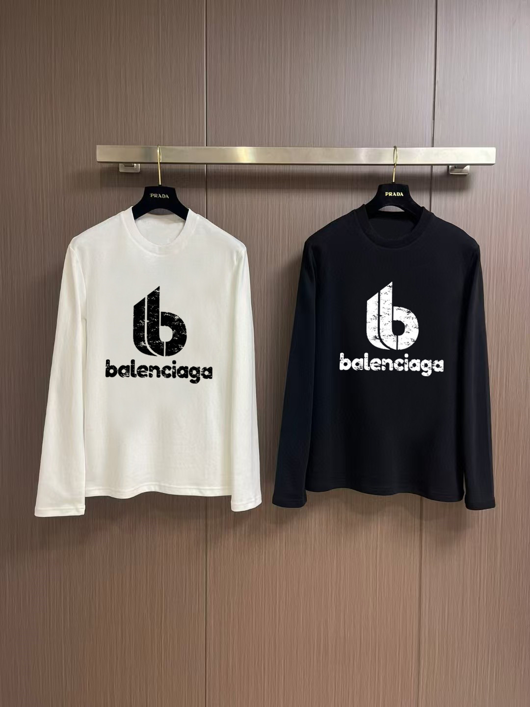 NO:571483,'Balenciaga' autumn and winter counter new fashion casual bottoming long-sleeved T-shirt, made of high-density pure cotton fabrics, exquisite original logo, excellent comfort and breathability, excellent softness, whether worn alone or as an inner layer, it is very handsome, consistent with men's practical dressing habits, pursuing luxury, noble and elegant style, creating extraordinary men's taste, the visual effect is very good, extremely high-grade, simple and fashionable, a must-have choice for leisure and business!  Color White Black Size S MLXL XXL Bust 50.55355.558 60.5 Length 69 71 73 7577 Shoulder width 4850.5 53 55.5 58 Sleeve length 58 59 60 6061 Manual measurement, there is an error of 1-3CM, balenciaga, tees, t-shirt, alexander  wang19860909《巴黎世家》 秋冬专柜新款 时尚休闲打底衫长袖T恤,精选高密度纯棉面料,精致原版logo打造,舒适性与透气性兼优,柔软性极佳,无论是单穿或是内搭都是帅气十足,吻合了男性实用穿衣习惯,追求奢华高贵优雅风范,打造不凡男士品味,视觉效果非常赞,档次极高,简约时尚,休闲商务必备之选！ 颜色白色 黑色 码数S MLXL XXL 胸围50.55355.558 60.5 衣长 69 71 73 7577 肩宽 4850.5 53 55.5 58 袖长 58 59 60 6061 手工测量,有1-3CM误差,,balenciaga,tees，t-shirt,alexander wang,Men's clothing