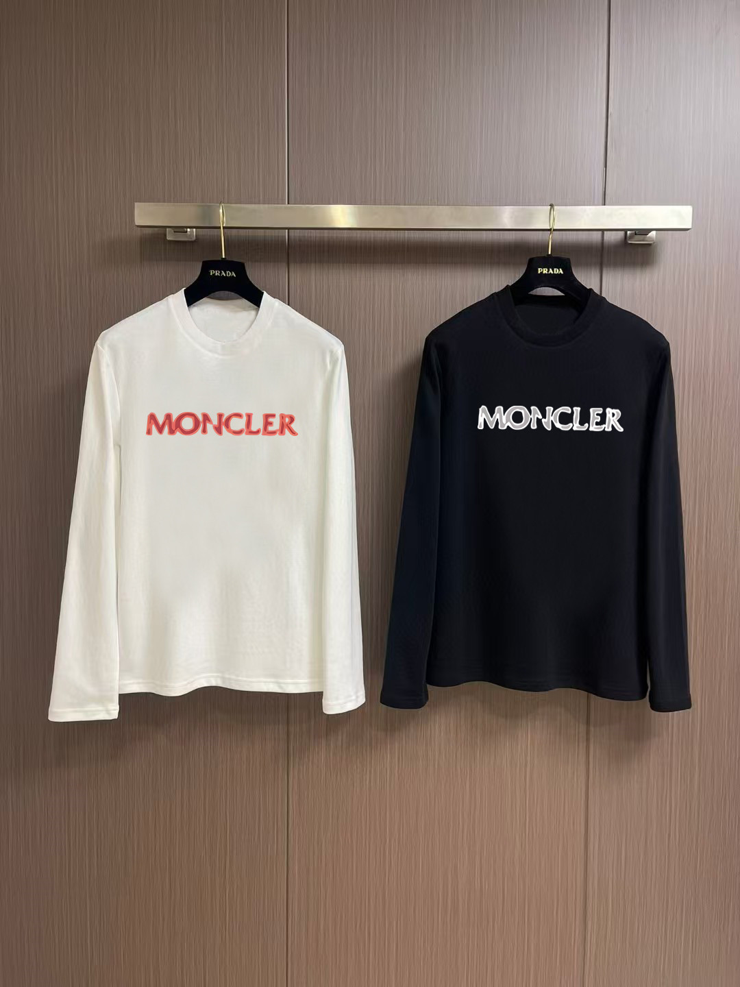 NO:571486,'Mengkou' autumn and winter counter new fashion casual bottoming long-sleeved T-shirt, made of high-density pure cotton fabrics, exquisite original logo, excellent comfort and breathability, excellent softness, whether worn alone or as an inner layer, it is very handsome, consistent with men's practical dressing habits, pursuing luxury, noble and elegant style, creating extraordinary men's taste, the visual effect is very good, extremely high-grade, simple and fashionable, a must-have choice for leisure and business!  Color White Black Size S MLXL XXL Bust 50.55355.558 60.5 Length 69 71 73 7577 Shoulder width 4850.5 53 55.5 58 Sleeve length 58 59 60 6061 Manual measurement, there is an error of 1-3CM, Moncler, tees, t-shirt, alexander wang19860909《蒙口》 秋冬专柜新款 时尚休闲打底衫长袖T恤,精选高密度纯棉面料,精致原版logo打造,舒适性与透气性兼优,柔软性极佳,无论是单穿或是内搭都是帅气十足,吻合了男性实用穿衣习惯,追求奢华高贵优雅风范,打造不凡男士品味,视觉效果非常赞,档次极高,简约时尚,休闲商务必备之选！ 颜色白色 黑色 码数S MLXL XXL 胸围50.55355.558 60.5 衣长 69 71 73 7577 肩宽 4850.5 53 55.5 58 袖长 58 59 60 6061 手工测量,有1-3CM误差,,Moncler,tees，t-shirt,alexander wang,Men's clothing