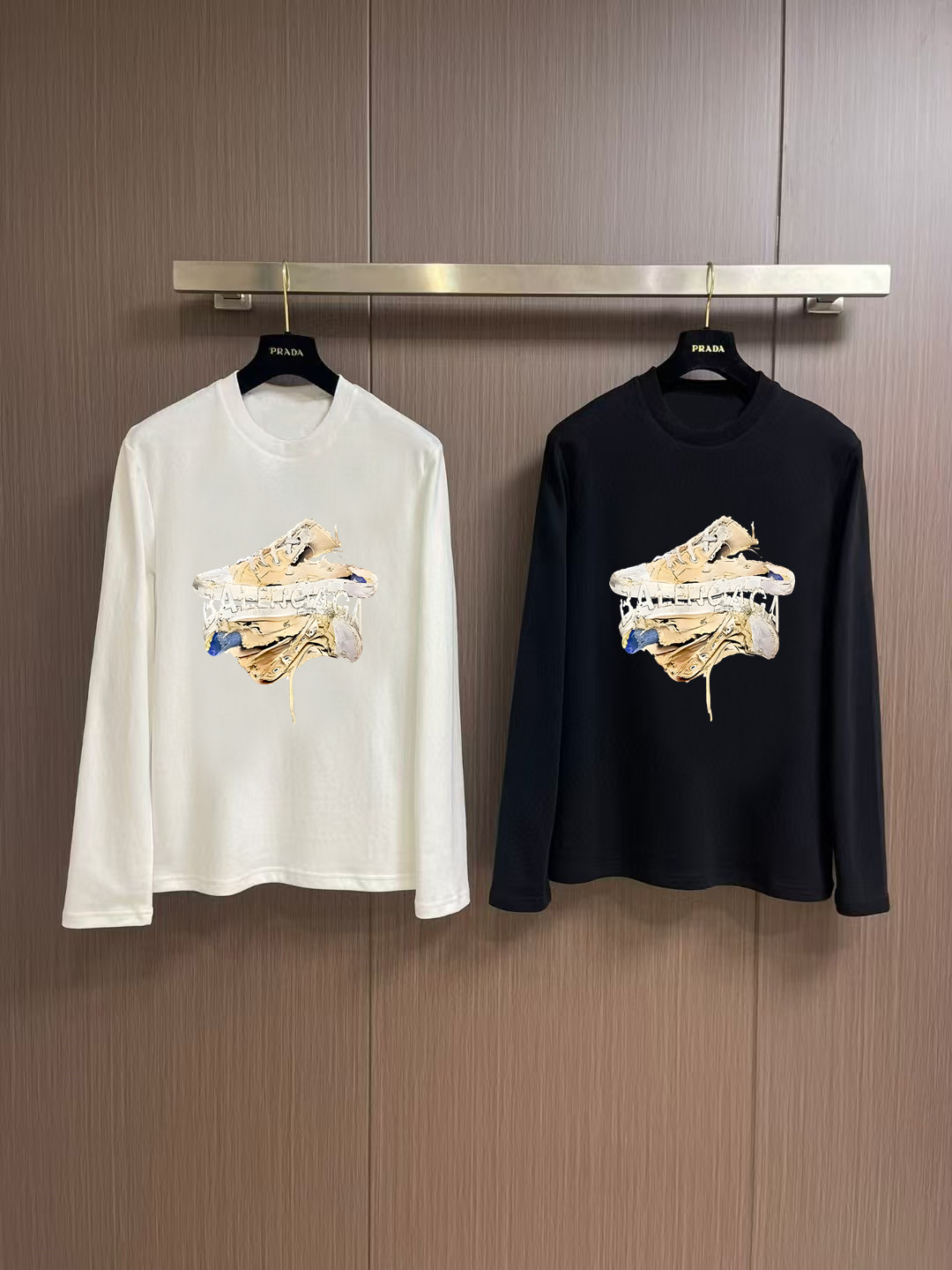 NO:571489,'Balenciaga' autumn and winter counter new fashion casual bottoming long-sleeved T-shirt, made of high-density pure cotton fabrics, exquisite original logo, excellent comfort and breathability, excellent softness, whether worn alone or as an inner layer, it is very handsome, consistent with men's practical dressing habits, pursuing luxury, noble and elegant style, creating extraordinary men's taste, the visual effect is very good, extremely high-grade, simple and fashionable, a must-have choice for leisure and business!  Color White Black Size S MLXL XXL Bust 50.55355.558 60.5 Length 69 71 73 7577 Shoulder width 4850.5 53 55.5 58 Sleeve length 58 59 60 6061 Manual measurement, there is an error of 1-3CM, balenciaga, tees, t-shirt, alexander  wang19860909《巴黎世家》 秋冬专柜新款 时尚休闲打底衫长袖T恤,精选高密度纯棉面料,精致原版logo打造,舒适性与透气性兼优,柔软性极佳,无论是单穿或是内搭都是帅气十足,吻合了男性实用穿衣习惯,追求奢华高贵优雅风范,打造不凡男士品味,视觉效果非常赞,档次极高,简约时尚,休闲商务必备之选！ 颜色白色 黑色 码数S MLXL XXL 胸围50.55355.558 60.5 衣长 69 71 73 7577 肩宽 4850.5 53 55.5 58 袖长 58 59 60 6061 手工测量,有1-3CM误差,,balenciaga,tees，t-shirt,alexander wang,Men's clothing