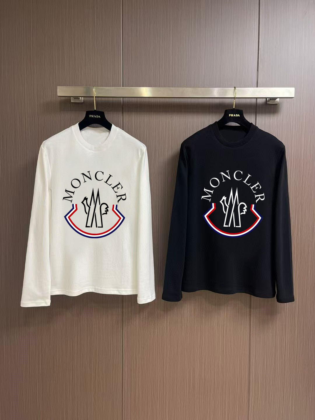 NO:571492,'Mengkou' autumn and winter counter new fashion casual bottoming long-sleeved T-shirt, made of high-density pure cotton fabrics, exquisite original logo, excellent comfort and breathability, excellent softness, whether worn alone or as an inner layer, it is very handsome, consistent with men's practical dressing habits, pursuing luxury, noble and elegant style, creating extraordinary men's taste, the visual effect is very good, extremely high-grade, simple and fashionable, a must-have choice for leisure and business!  Color White Black Size S MLXL XXL Bust 50.55355.558 60.5 Length 69 71 73 7577 Shoulder width 4850.5 53 55.5 58 Sleeve length 58 59 60 6061 Manual measurement, there is an error of 1-3CM, Moncler, tees, t-shirt, alexander wang19860909《蒙口》 秋冬专柜新款 时尚休闲打底衫长袖T恤,精选高密度纯棉面料,精致原版logo打造,舒适性与透气性兼优,柔软性极佳,无论是单穿或是内搭都是帅气十足,吻合了男性实用穿衣习惯,追求奢华高贵优雅风范,打造不凡男士品味,视觉效果非常赞,档次极高,简约时尚,休闲商务必备之选！ 颜色白色 黑色 码数S MLXL XXL 胸围50.55355.558 60.5 衣长 69 71 73 7577 肩宽 4850.5 53 55.5 58 袖长 58 59 60 6061 手工测量,有1-3CM误差,,Moncler,tees，t-shirt,alexander wang,Men's clothing