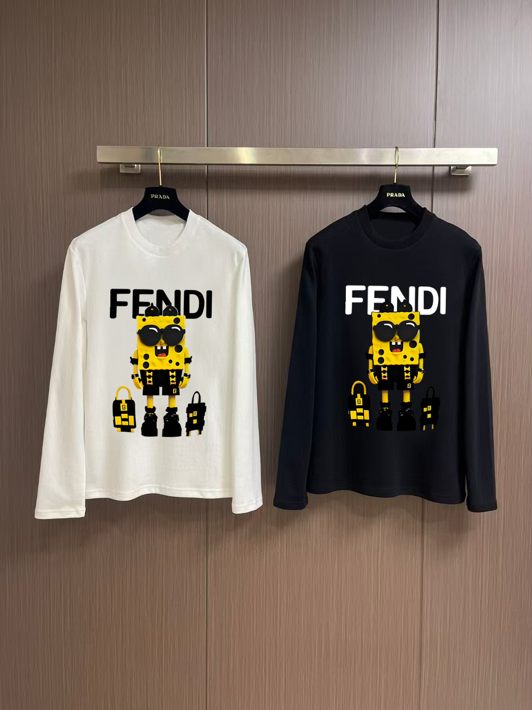 NO:571498,'Fendi' autumn and winter counter new fashion casual bottoming long-sleeved T-shirt, made of high-density pure cotton fabric, exquisite original logo, excellent comfort and breathability, excellent softness, whether worn alone or with inner layer, it is very handsome, consistent with men's practical dressing habits, pursuit of luxury, noble and elegant style, creating extraordinary men's taste, the visual effect is very good, extremely high-grade, simple and fashionable, a must-have choice for leisure and business!  Color White Black Size S MLXL XXL Bust 50.55355.558 60.5 Length 69 71 73 7577 Shoulder width 4850.5 53 55.5 58 Sleeve length 58 59 60 6061 Manual measurement, there is an error of 1-3CM, fendi, tees, t-shirt, alexander wang19860909《芬迪》 秋冬专柜新款 时尚休闲打底衫长袖T恤,精选高密度纯棉面料,精致原版logo打造,舒适性与透气性兼优,柔软性极佳,无论是单穿或是内搭都是帅气十足,吻合了男性实用穿衣习惯,追求奢华高贵优雅风范,打造不凡男士品味,视觉效果非常赞,档次极高,简约时尚,休闲商务必备之选！ 颜色白色 黑色 码数S MLXL XXL 胸围50.55355.558 60.5 衣长 69 71 73 7577 肩宽 4850.5 53 55.5 58 袖长 58 59 60 6061 手工测量,有1-3CM误差,,fendi,tees，t-shirt,alexander wang,Men's clothing