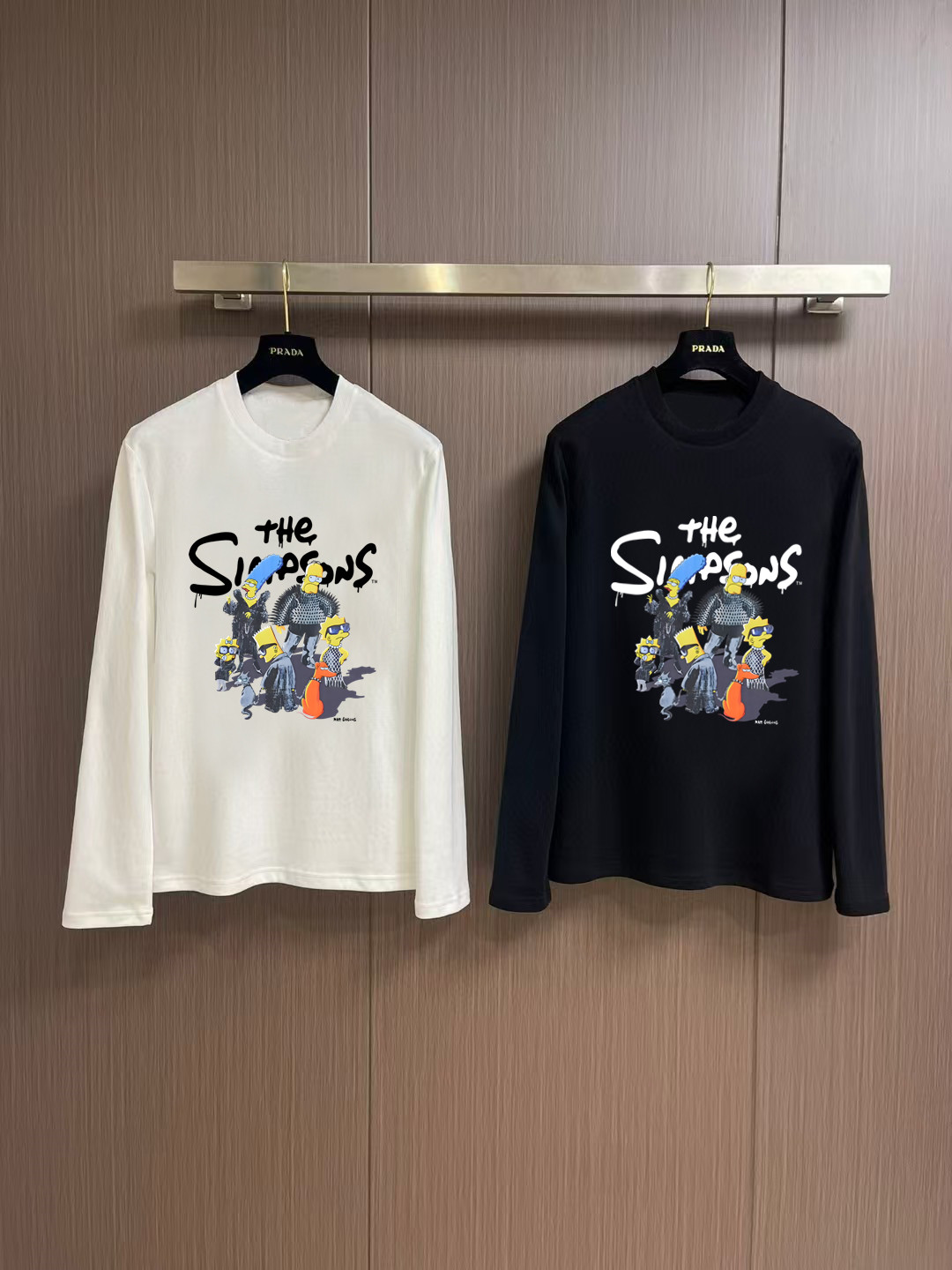 NO:571502,'Balenciaga' autumn and winter counter new fashion casual bottoming long-sleeved T-shirt, made of high-density pure cotton fabrics, exquisite original logo, excellent comfort and breathability, excellent softness, whether worn alone or as an inner layer, it is very handsome, consistent with men's practical dressing habits, pursuing luxury, noble and elegant style, creating extraordinary men's taste, the visual effect is very good, extremely high-grade, simple and fashionable, a must-have choice for leisure and business!  Color White Black Size S MLXL XXL Bust 50.55355.558 60.5 Length 69 71 73 7577 Shoulder width 4850.5 53 55.5 58 Sleeve length 58 59 60 6061 Manual measurement, there is an error of 1-3CM, balenciaga, tees, t-shirt, alexander  wang19860909《巴黎世家》 秋冬专柜新款 时尚休闲打底衫长袖T恤,精选高密度纯棉面料,精致原版logo打造,舒适性与透气性兼优,柔软性极佳,无论是单穿或是内搭都是帅气十足,吻合了男性实用穿衣习惯,追求奢华高贵优雅风范,打造不凡男士品味,视觉效果非常赞,档次极高,简约时尚,休闲商务必备之选！ 颜色白色 黑色 码数S MLXL XXL 胸围50.55355.558 60.5 衣长 69 71 73 7577 肩宽 4850.5 53 55.5 58 袖长 58 59 60 6061 手工测量,有1-3CM误差,,balenciaga,tees，t-shirt,alexander wang,Men's clothing