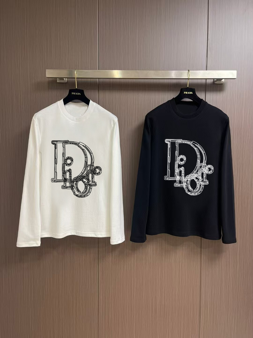 NO:571504,'Dior' Autumn and Winter counter new fashion casual bottoming long-sleeved T-shirt, made of high-density pure cotton fabric, exquisite original logo, excellent comfort and breathability, excellent softness, whether worn alone or as an inner layer, it is very handsome, consistent with men's practical dressing habits, pursuing luxury, noble and elegant style, creating extraordinary men's taste, the visual effect is very good, extremely high-grade, simple and fashionable, a must-have choice for leisure and business!  Color White Black Size S MLXL XXL Bust 50.55355.558 60.5 Length 69 71 73 7577 Shoulder width 4850.5 53 55.5 58 Sleeve length 58 59 60 6061 Manual measurement, there is an error of 1-3CM, dior, tees, t-shirt, alexander wang19860909《迪奥》 秋冬专柜新款 时尚休闲打底衫长袖T恤,精选高密度纯棉面料,精致原版logo打造,舒适性与透气性兼优,柔软性极佳,无论是单穿或是内搭都是帅气十足,吻合了男性实用穿衣习惯,追求奢华高贵优雅风范,打造不凡男士品味,视觉效果非常赞,档次极高,简约时尚,休闲商务必备之选！ 颜色白色 黑色 码数S MLXL XXL 胸围50.55355.558 60.5 衣长 69 71 73 7577 肩宽 4850.5 53 55.5 58 袖长 58 59 60 6061 手工测量,有1-3CM误差,,dior,tees，t-shirt,alexander wang,Men's clothing