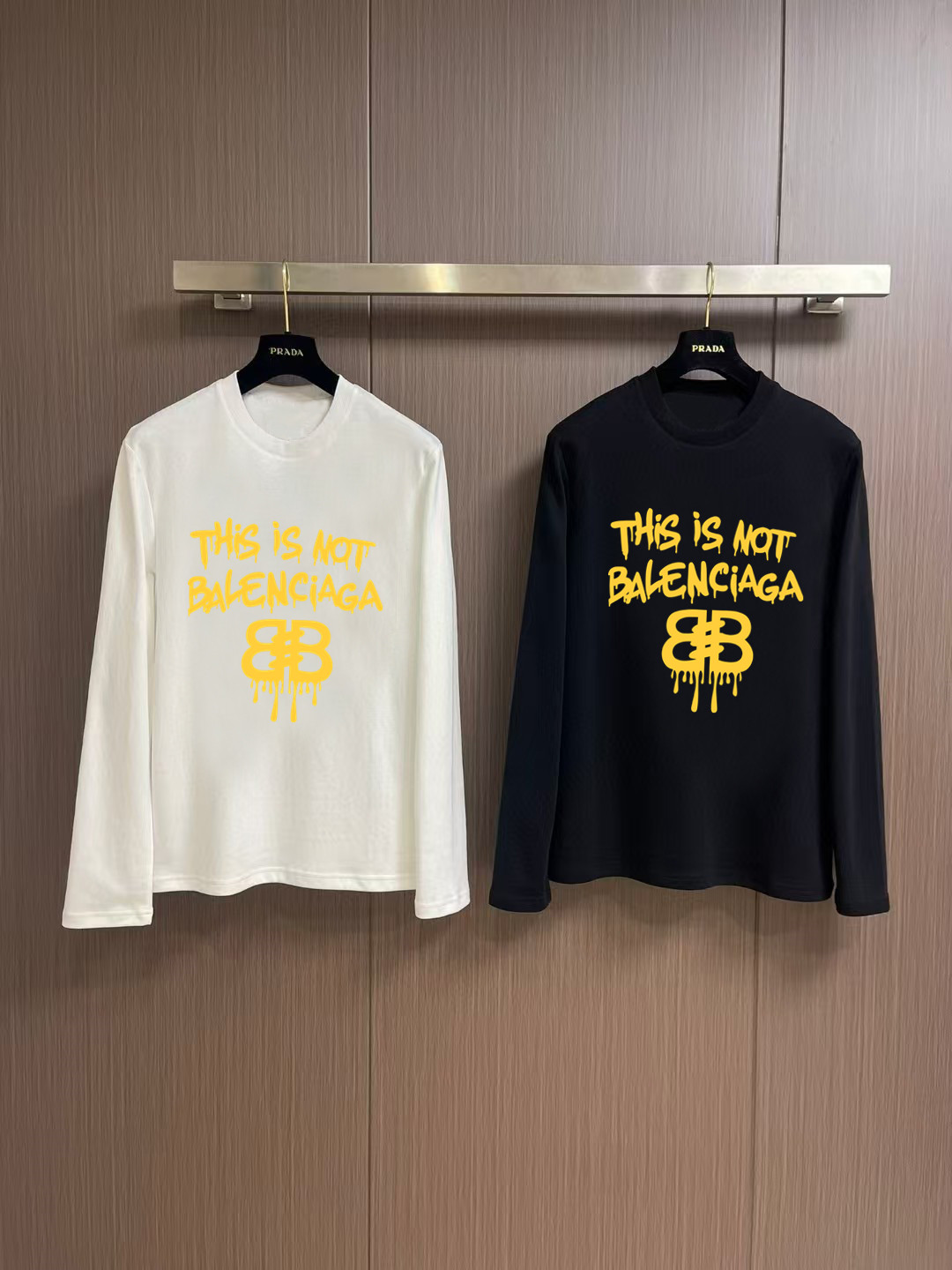 NO:571508,'Balenciaga' autumn and winter counter new fashion casual bottoming long-sleeved T-shirt, made of high-density pure cotton fabrics, exquisite original logo, excellent comfort and breathability, excellent softness, whether worn alone or as an inner layer, it is very handsome, consistent with men's practical dressing habits, pursuing luxury, noble and elegant style, creating extraordinary men's taste, the visual effect is very good, extremely high-grade, simple and fashionable, a must-have choice for leisure and business!  Color White Black Size S MLXL XXL Bust 50.55355.558 60.5 Length 69 71 73 7577 Shoulder width 4850.5 53 55.5 58 Sleeve length 58 59 60 6061 Manual measurement, there is an error of 1-3CM, balenciaga, tees, t-shirt, alexander  wang19860909《巴黎世家》 秋冬专柜新款 时尚休闲打底衫长袖T恤,精选高密度纯棉面料,精致原版logo打造,舒适性与透气性兼优,柔软性极佳,无论是单穿或是内搭都是帅气十足,吻合了男性实用穿衣习惯,追求奢华高贵优雅风范,打造不凡男士品味,视觉效果非常赞,档次极高,简约时尚,休闲商务必备之选！ 颜色白色 黑色 码数S MLXL XXL 胸围50.55355.558 60.5 衣长 69 71 73 7577 肩宽 4850.5 53 55.5 58 袖长 58 59 60 6061 手工测量,有1-3CM误差,,balenciaga,tees，t-shirt,alexander wang,Men's clothing