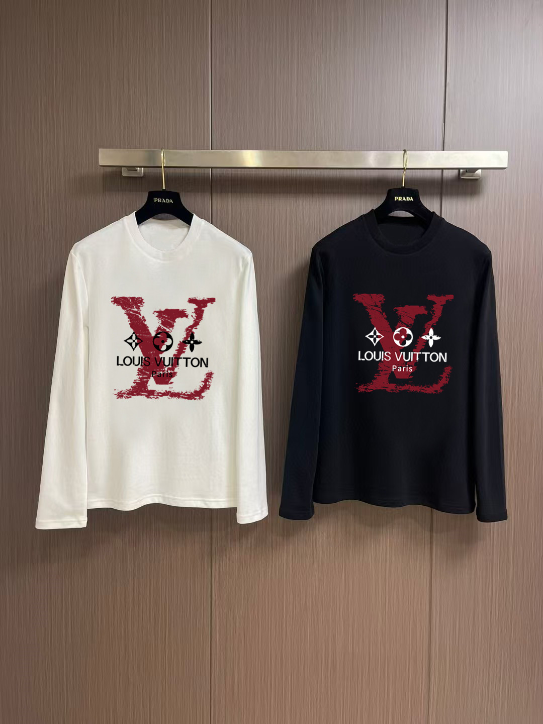 P85 𝙉𝙚𝙬🤍🖤Louis Vuitton》 2025 otoño e invierno nuevo estilo Camisa de fondo informal y de moda, camiseta de manga l…