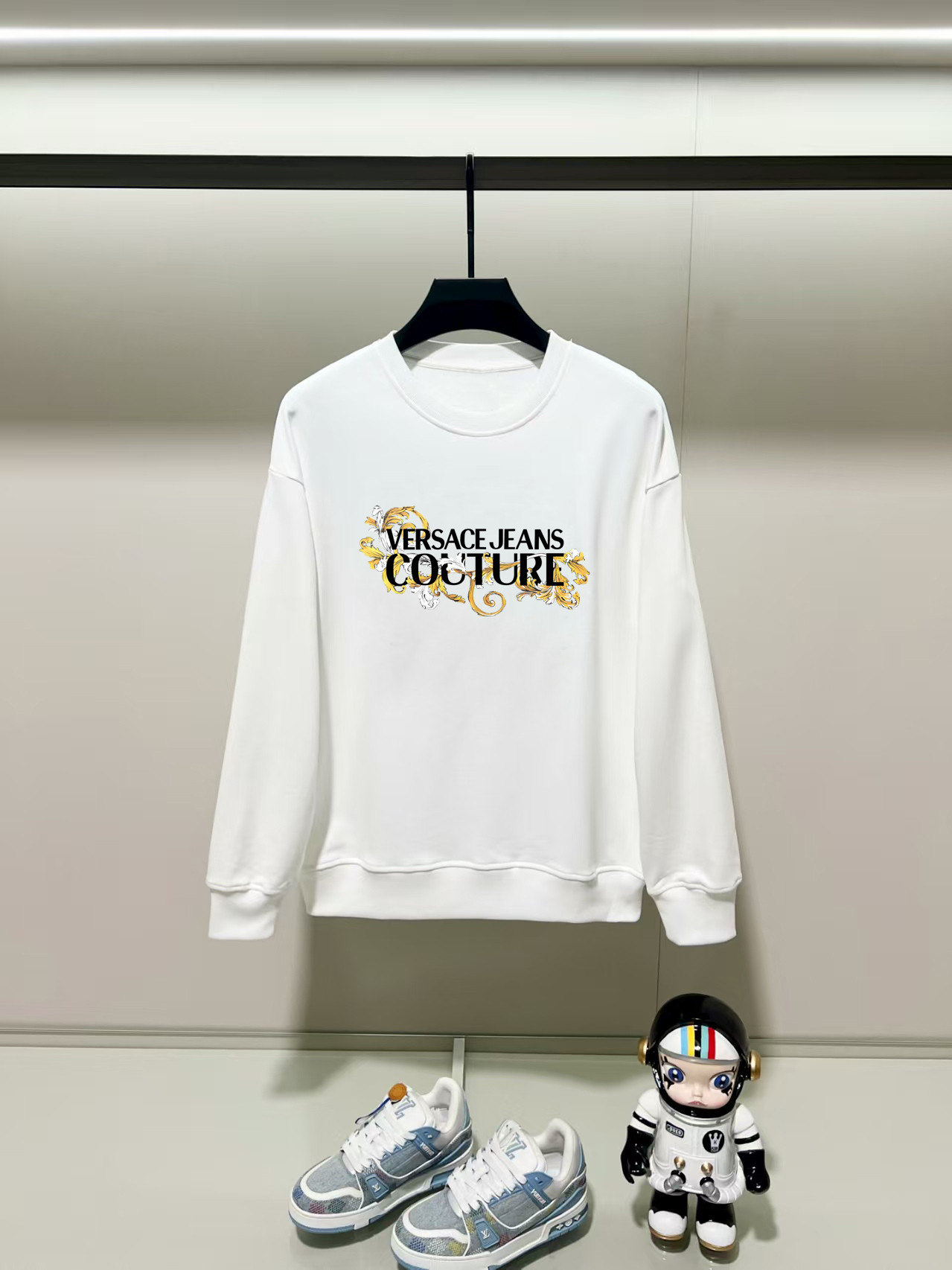 NO:760305,Versace, the new round neck long-sleeved sweatshirt for autumn and winter 2025, adopts precision printing technology on the chest and uses selected double-ply cotton yarn twill pure cotton fabric. High-weight fabric is the basic condition to ensure a stiff style, proper and thick feeling, high-end and comfortable skin feel, and the same style for men and women. Color Black White Gray Size Shoulder Width Bust Sleeve Length Length M: 475358.5 63 L: 48.555 6065  XL: 5057 61.567 2XL: 51.559 6369 3XL: 5361 64.571 Manual measurement, there is an error of 1-3CM, the actual product shall prevail, versace, hoodie, sweatshirts,19860909范思哲,2025秋冬新款圆领长袖卫衣 胸前采用精密印花工艺,采用优选双股棉纱斜纹纯棉面料,高克重面料是保证版型硬挺的基本条件,妥妥厚重感,肤感高级舒适,男女同款. 颜色黑色 白色 灰色 尺码 肩宽 胸围 袖长 衣长  M : 475358.5 63  L: 48.555 6065 XL : 5057 61.567 2XL : 51.559 6369 3XL : 5361 64.571 手工测量,有1-3CM误差,以实物为准,,versace,hoodie,sweatshirts,,Men's clothing