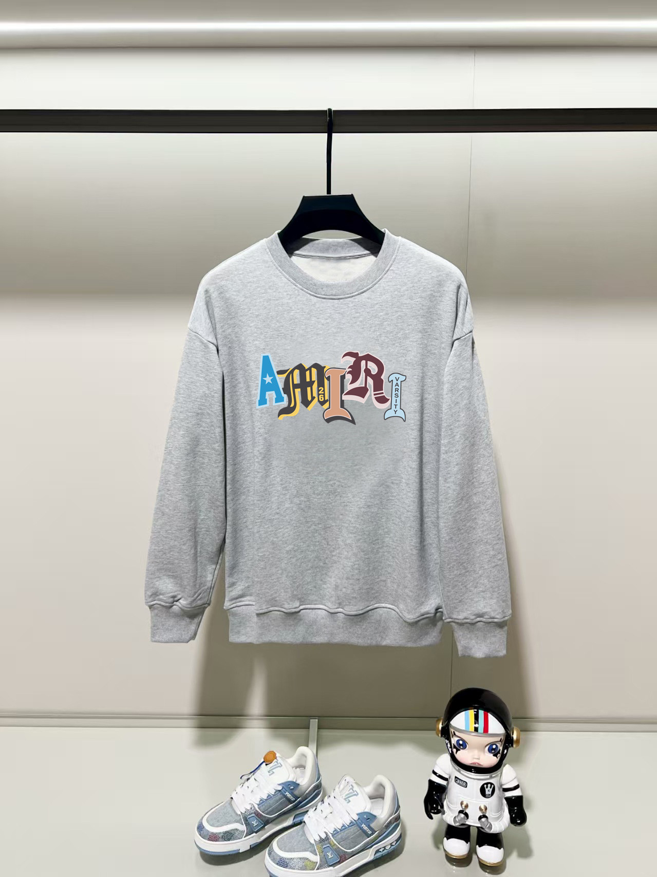 NO:760319,AMIRI, the new 2025 autumn and winter round neck long-sleeved sweatshirt, adopts precision printing technology on the chest and uses selected double-ply cotton yarn twill pure cotton fabric. High-weight fabric is the basic condition to ensure a stiff style. It is properly thick and feels high-end and comfortable on the skin. It is the same style for men and women. Color Black White Gray Size Shoulder Width Bust Sleeve Length Length M: 475358.5 63 L: 48.555 6065  XL: 5057 61.567 2XL: 51.559 6369 3XL: 5361 64.571 Manual measurement, there is an error of 1-3CM, please refer to the actual product, amiri, hoodie, sweatshirts,19860909AMIRI,2025秋冬新款圆领长袖卫衣 胸前采用精密印花工艺,采用优选双股棉纱斜纹纯棉面料,高克重面料是保证版型硬挺的基本条件,妥妥厚重感,肤感高级舒适,男女同款. 颜色黑色 白色 灰色 尺码 肩宽 胸围 袖长 衣长  M : 475358.5 63  L: 48.555 6065 XL : 5057 61.567 2XL : 51.559 6369 3XL : 5361 64.571 手工测量,有1-3CM误差,以实物为准,,amiri,hoodie,sweatshirts,,Men's clothing