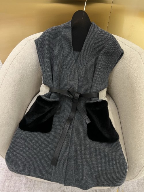 Elegant Wool Cashmere Blend Cardigan with Mink Fur Pockets - Comfortable Fit 1 Elegant Wool Cashmere Blend Cardigan with Mink Fur Pockets - Comfortable Fit
