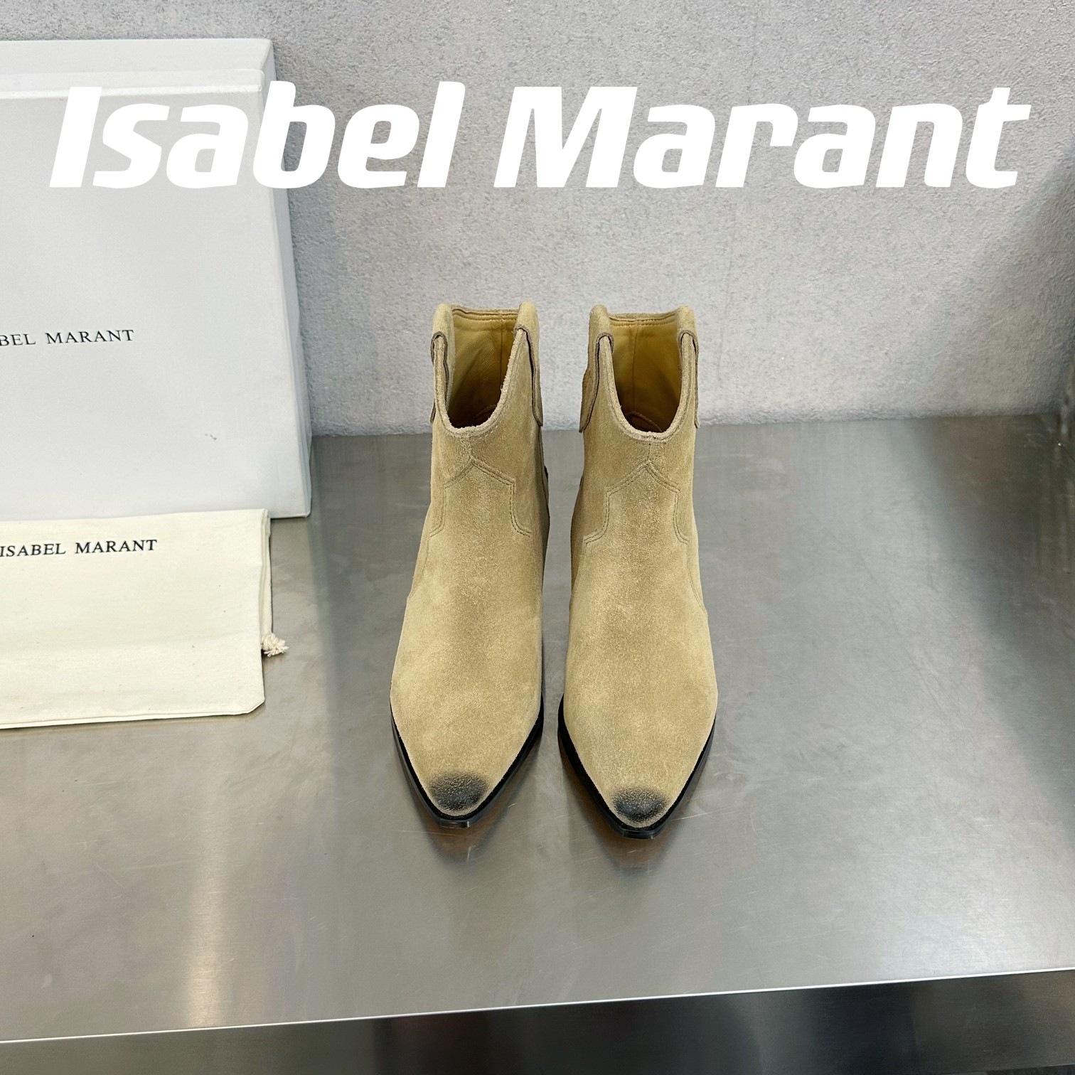 IsabelMarant伊莎贝尔满满家族风格的一款经典秋冬女款短靴标准的欧美风格代表一个用极简风格来陈述