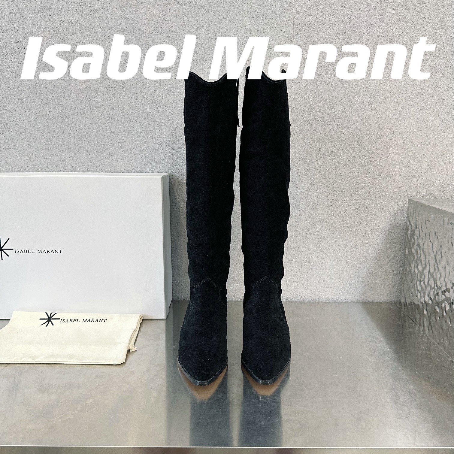 IsabelMarant满满家族风格的一款经典秋冬女款长靴标准的欧美风格代表一个用极简风格来陈述一对靴子