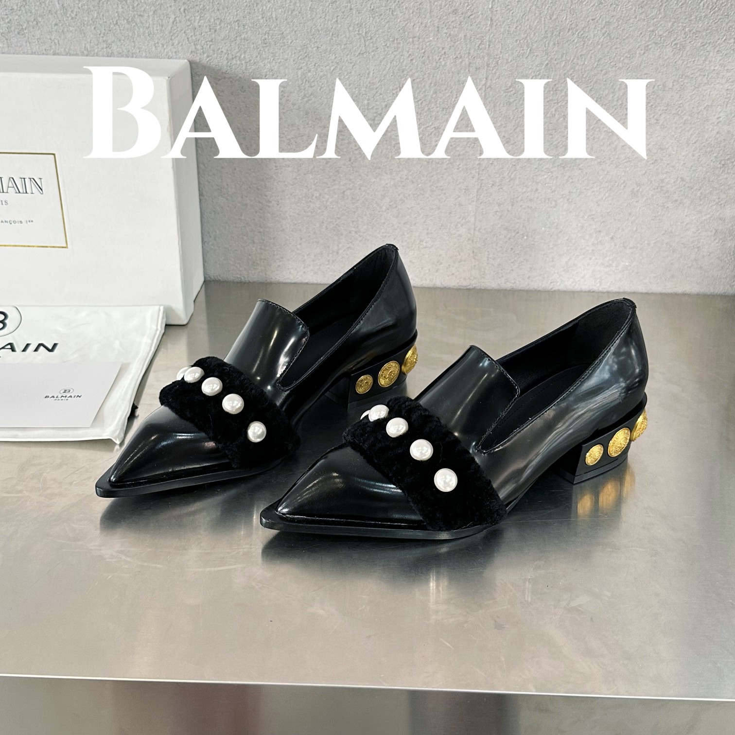 Balmain巴尔曼巴尔曼硬币羔羊毛珍珠单鞋此款黑色皮革方跟金色硬币镶片尖头会标图案海外订购原版1:1完