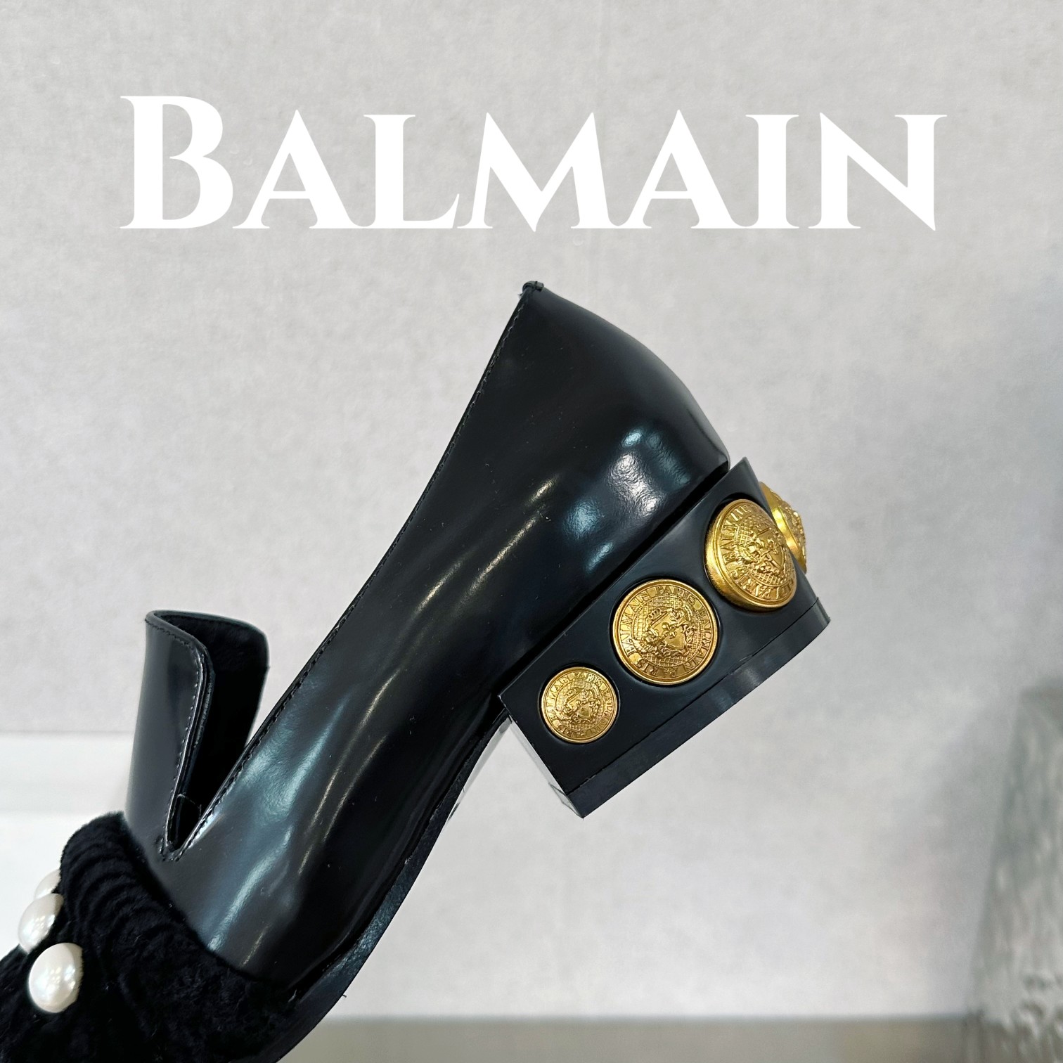 Balmain巴尔曼巴尔曼硬币羔羊毛珍珠单鞋此款黑色皮革方跟金色硬币镶片尖头会标图案海外订购原版1:1完