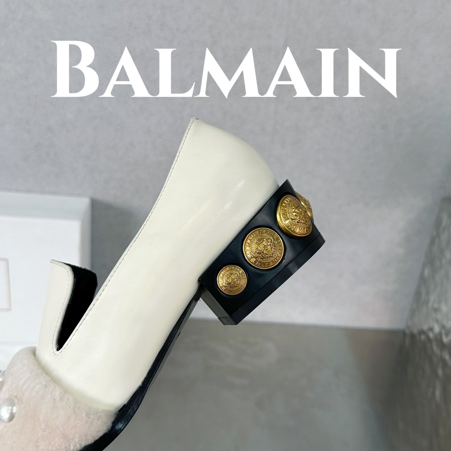 Balmain巴尔曼巴尔曼硬币羔羊毛珍珠单鞋此款黑色皮革方跟金色硬币镶片尖头会标图案海外订购原版1:1完