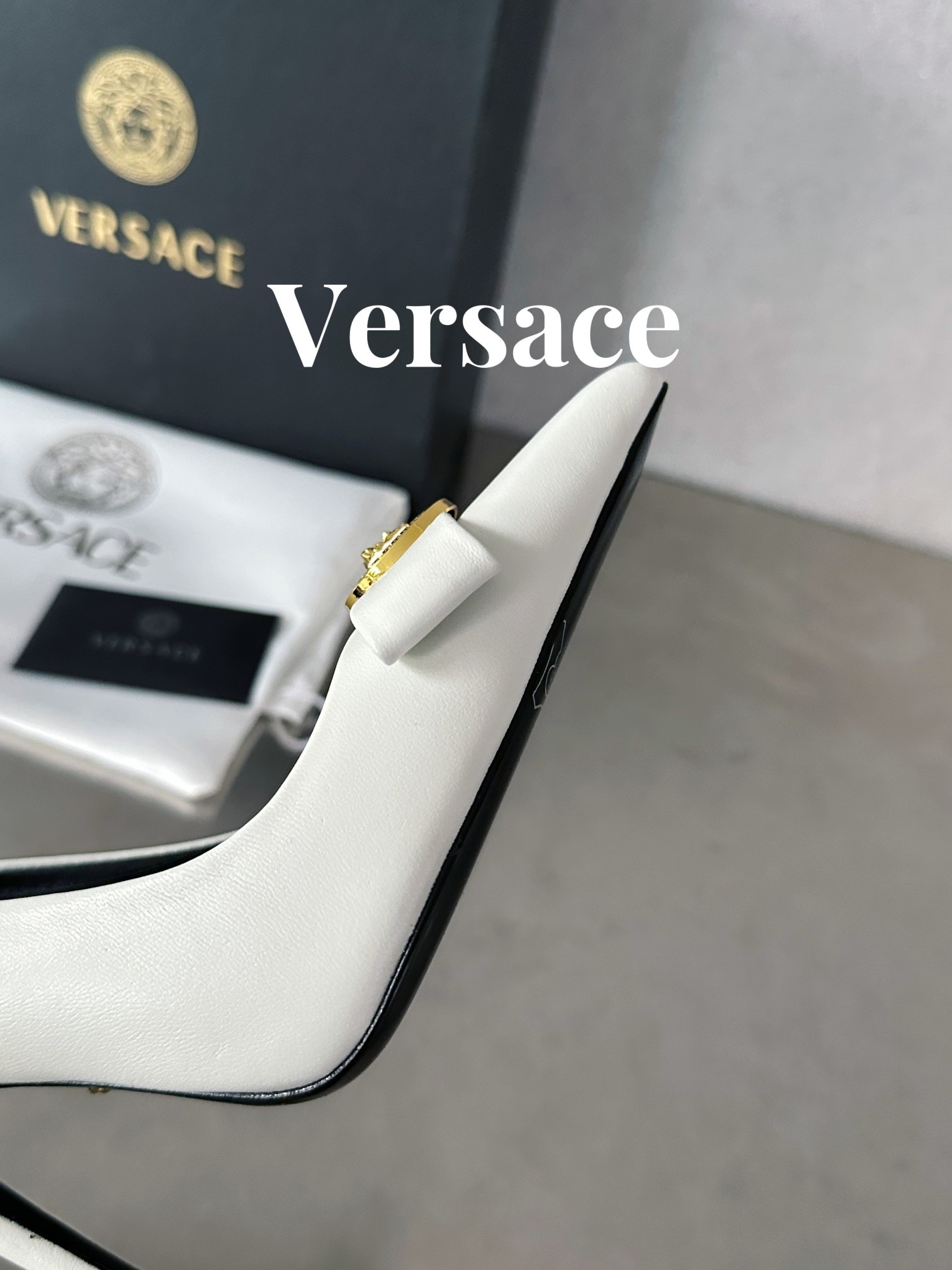范思哲瓦萨琪Versace顶级版本范思哲/GIANNIRIBBON高跟鞋此款漆皮制成的尖头高跟鞋采用细高