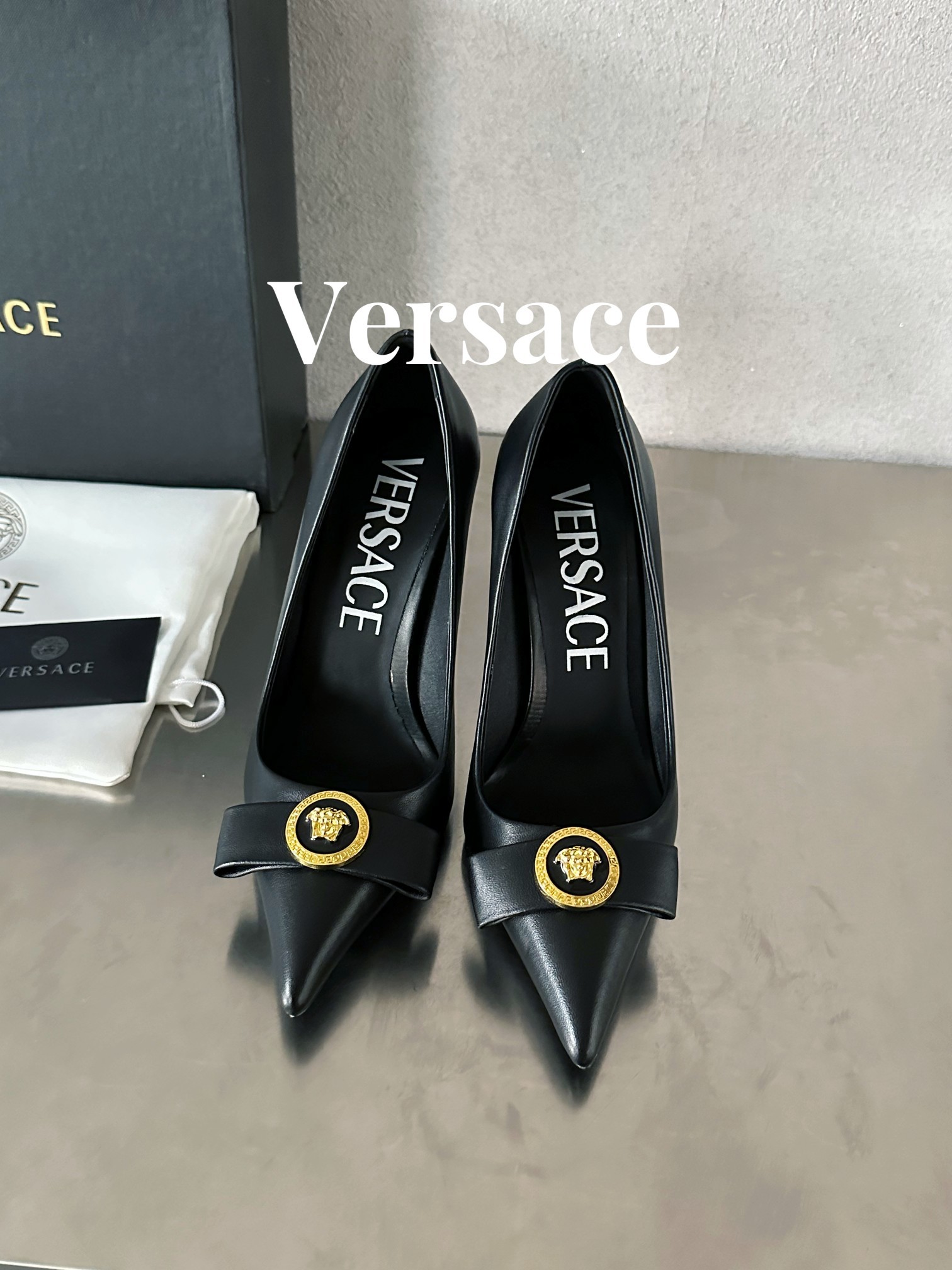 范思哲瓦萨琪Versace顶级版本范思哲/GIANNIRIBBON高跟鞋此款漆皮制成的尖头高跟鞋采用细高