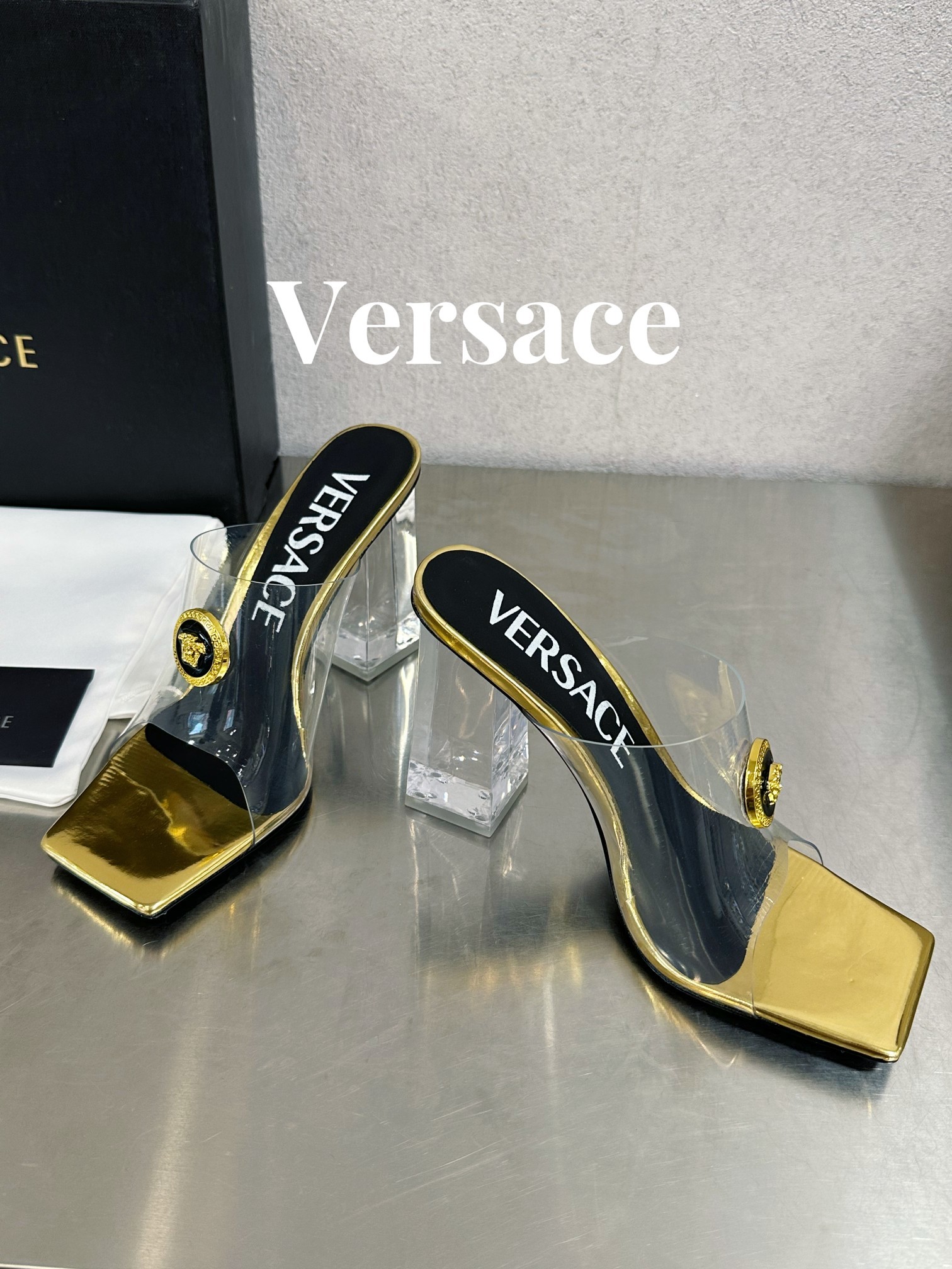 范思哲瓦萨琪Versace顶级版本范思哲/GIANNIRIBBON美杜莎方头胶片跟拖此款胶片制成的方头跟