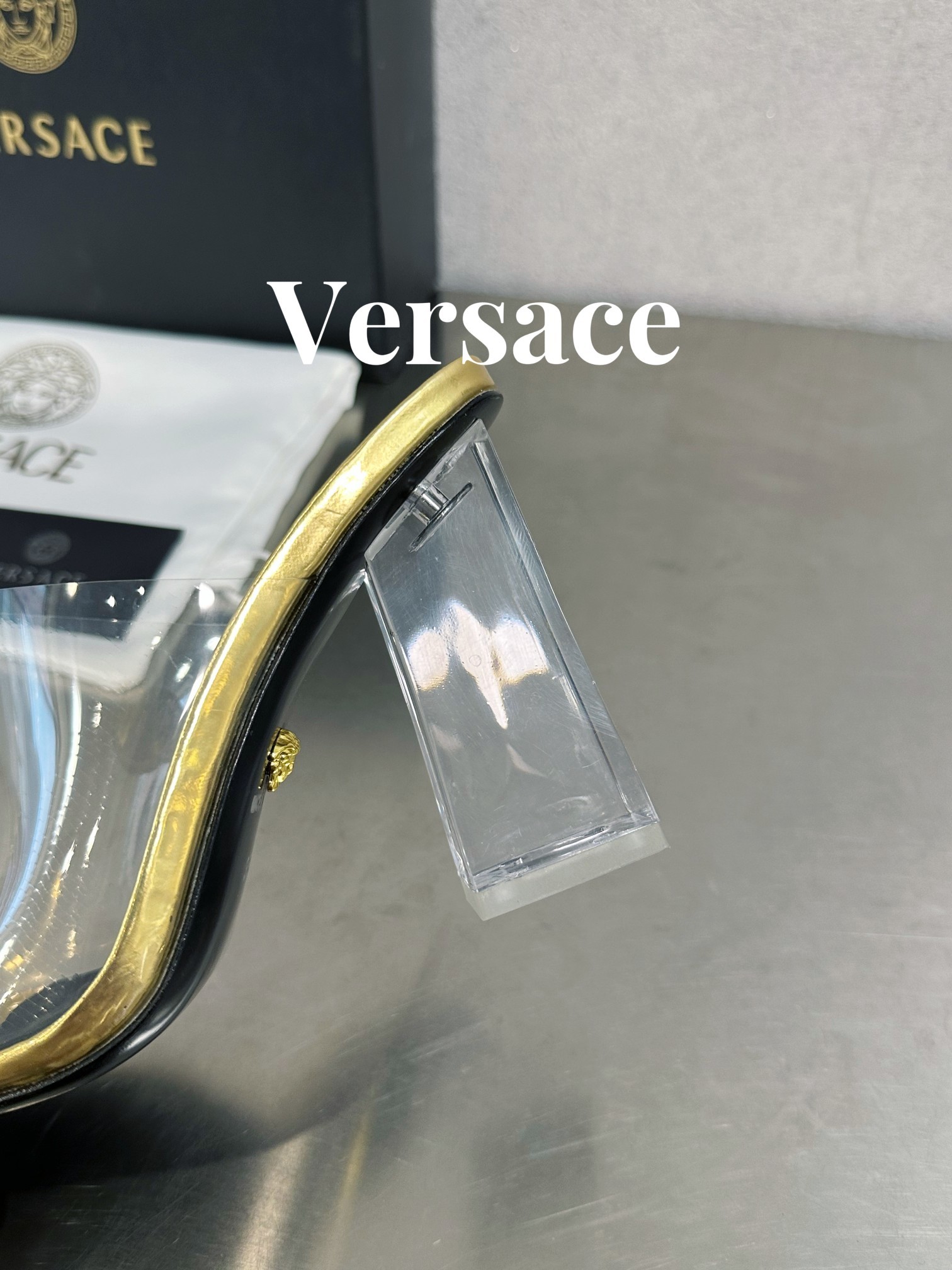 范思哲瓦萨琪Versace顶级版本范思哲/GIANNIRIBBON美杜莎方头胶片跟拖此款胶片制成的方头跟