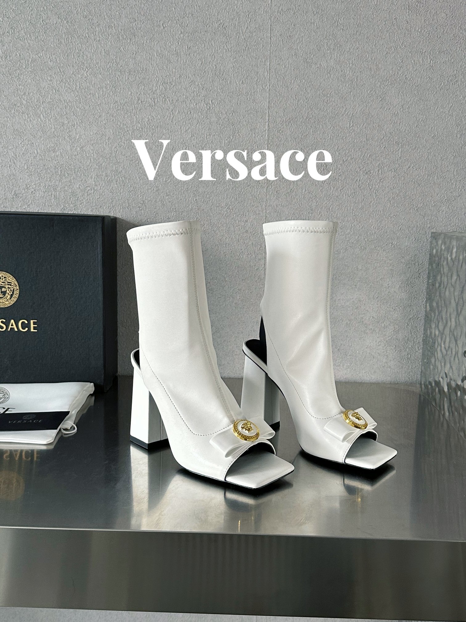范思哲瓦萨琪Versace顶级版本范思哲/GIANNIRIBBON美杜莎方头短靴此款胶片制成的方头短靴采