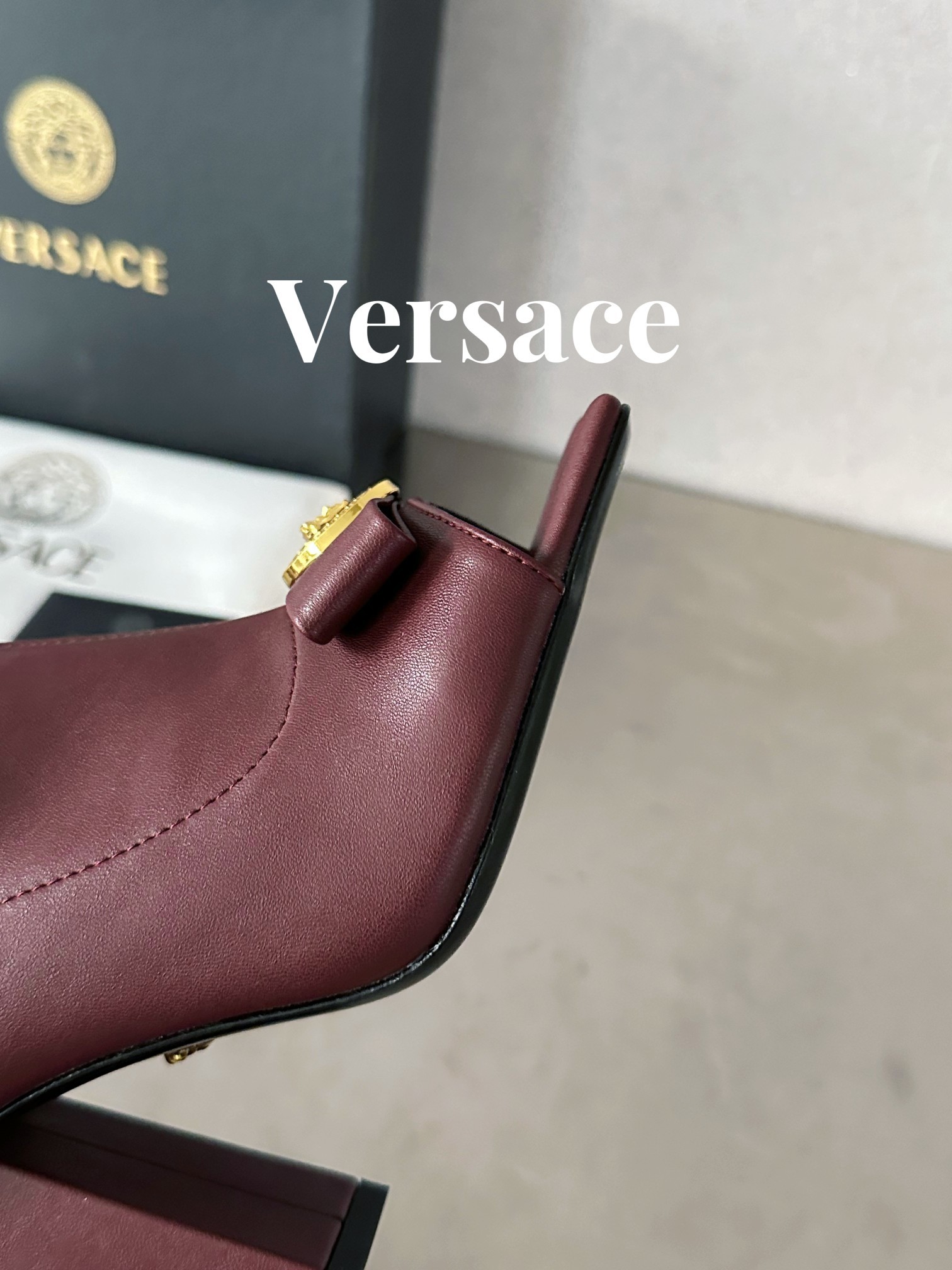 范思哲瓦萨琪Versace顶级版本范思哲/GIANNIRIBBON美杜莎方头短靴此款胶片制成的方头短靴采