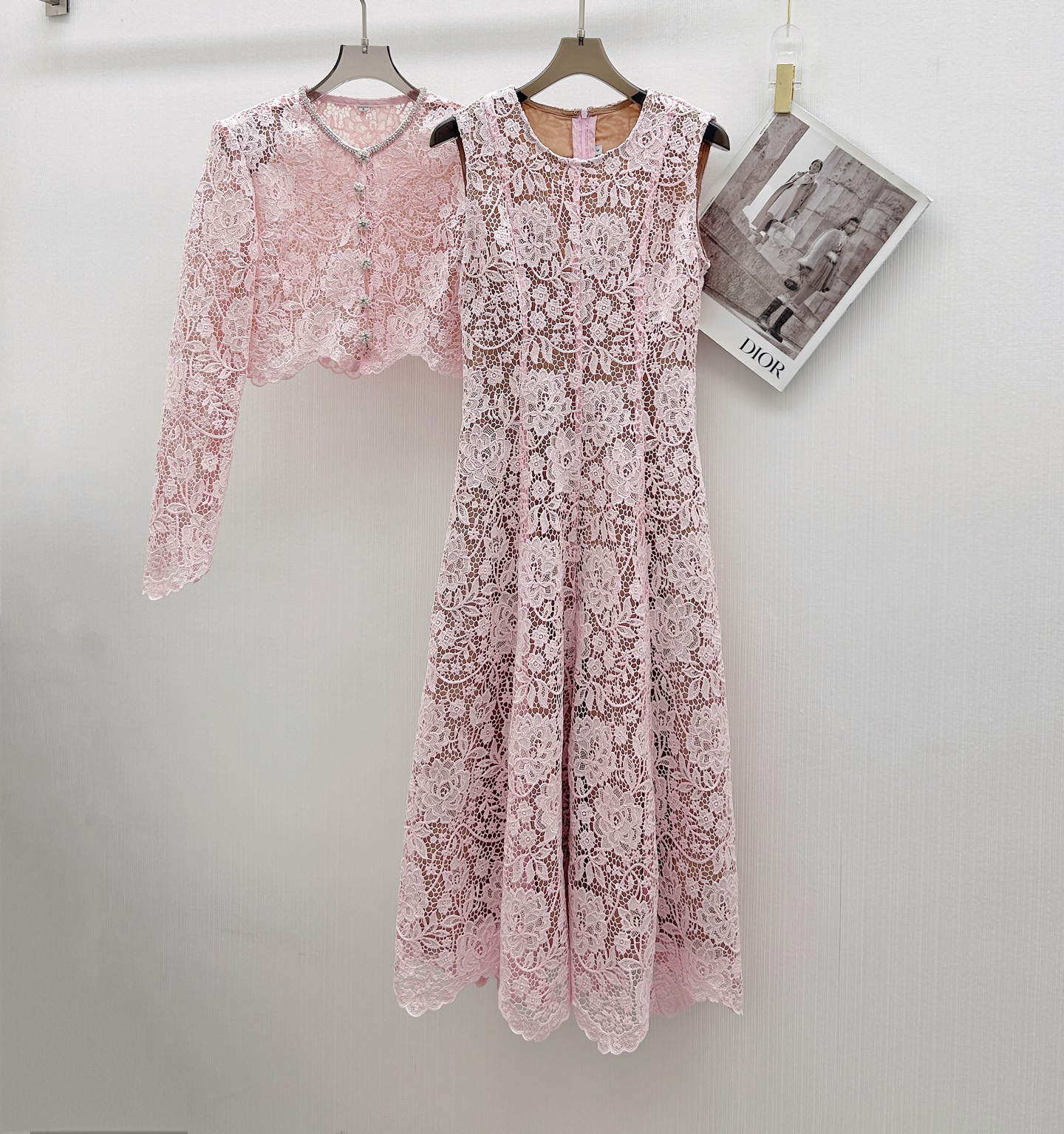 NO:330616,Jacket, original single and ruthless women's clothing, with 25Ss new style, soft pink lace sleeveless dress, cardigan small jacket, customized three-dimensional water-soluble lace fabric, invisible zipper design, waist-hugging style is very inclusive, cardigan short design is matched with exquisite diamond buckle, upper body looks generous and fashionable, with good texture, three-dimensional tailoring is perfectly shaped, showing charm, gentle temperament, creating a romantic and charming vacation style!  SML, skirts, jackets & coats,alexander wang19860909外套 连衣裙原单狠货女装 配包装25Ss新款 柔粉色蕾丝无袖连衣裙开衫小外套 ,定制立体水溶蕾丝面料,背后隐形拉链设计,收腰版型包容性大,开衫短款设计搭配精致钻扣 上身显大方时尚,质感很好立体剪裁完美塑形 展现魅力温雅气质打造度假风浪漫迷人！SML,,skirts,jackets & coats,alexander wang,Women's clothing