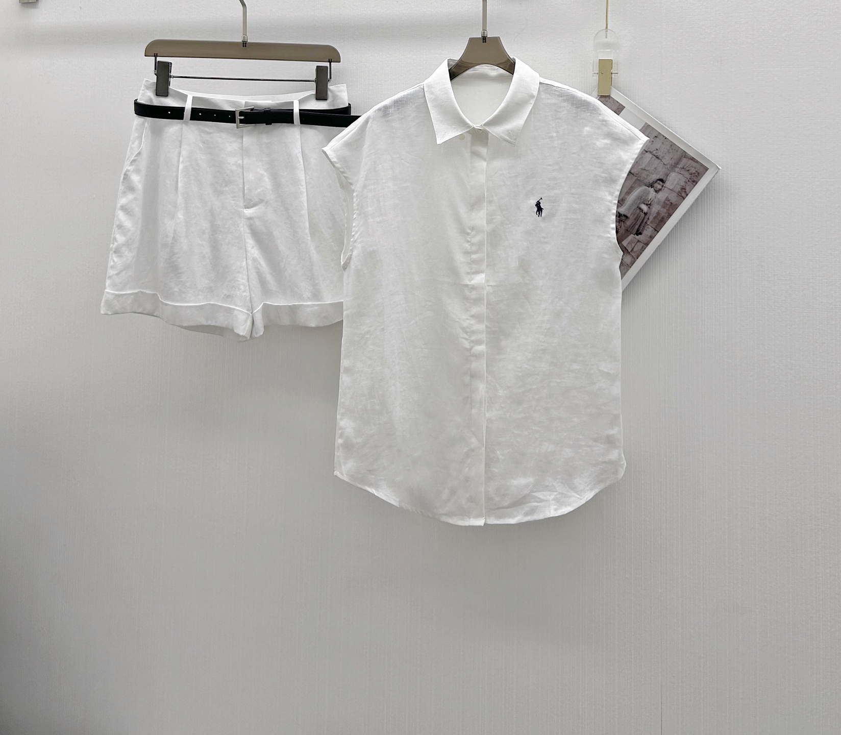 NO:435325,Tops, 25-year new style of pants, design-sleeved sleeveless top + two-piece set of shorts, set, sleeveless vest loose straight style, inclusive, free personality and unrestrained experience, linen material is light and breathable, casual but elegant, without restraint, strong wearability releases loose and free tone, SML, shorts, alexander wang19860909上衣 裤子25年新款 设计感宽松无袖上衣+短裤两件套 套装,无袖背心宽松直筒版型包容自由个性与无拘体验,亚麻材质轻盈透气 休闲而不失雅致,没有束缚感,实穿性强释放松弛自在腔调 码数SML,,shorts,alexander wang,Women's clothing