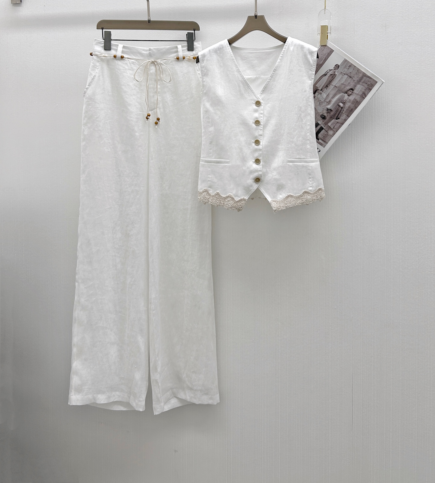 NO:434060,Tops and pants 25 new styles, old money temperament suit, linen vest suit, slim outline body shape, sleeveless design is capable and neat. Three-dimensional decorative lines embellish the body, custom fabric drapes, high-waisted trousers and shell belt embellishments, details show exquisite texture. SML 2 colors, alexander wang19860909上衣裤子 25新款 老钱气质套装,亚麻马甲套装 修身勾勒身形,无袖设计干练利落.立体装饰线条点缀衣身,定制面料垂坠挺括,高腰长裤搭配贝壳腰带点缀,细节彰显精致质感.码数SML 2色,,alexander wang,Women's clothing