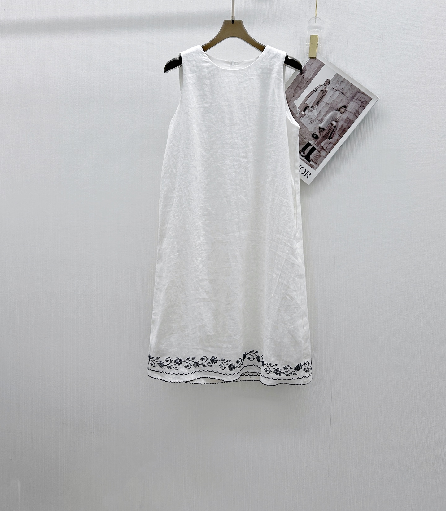 NO:427774,New Year's new linen sleeveless vest dress, selected high-quality linen fabric, breathable and skin-friendly, sleeveless vest design, simple and elegant, revealing beautiful shoulder lines, exquisite embroidery embellishments on the hem, showing quality in details, and the upper body is lazy and casual French style. SML 2 colors, skirts, alexander wang19860909年新款 亚麻无袖背心连衣裙,精选优质亚麻面料 透气亲肤 无袖背心设计 简约大方 露出优美肩线 下摆精致绣花点缀, 细节之处彰显品质 上身尽慵懒随性的法式风情.码数SML 2色,,skirts,alexander wang,Women's clothing