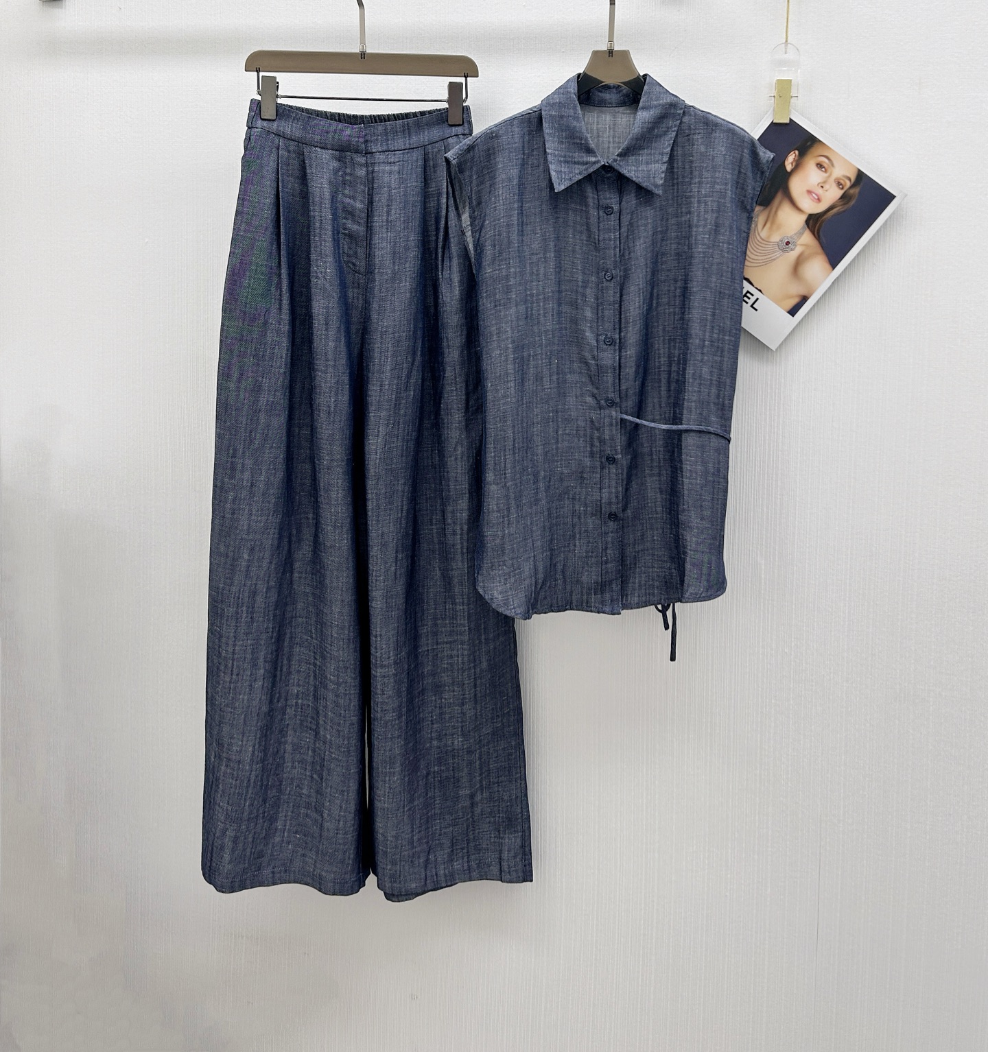 NO:433664,3602025ss new model lapel sleeveless strap shirt high waist short trousers suit two-piece set, customized imported material, ultra-thin denim cotton, craft processing, sleeveless top cut, more slim and fashionable, the upper body reduces age and youthful. It looks super good with trousers. Size SML,,shirts,alexander wang198609093602025ss新款 翻领无袖绑带衬衫高腰短长裤套装 两件套,定制进口材质 超薄牛仔棉 工艺处理 无袖上衣剪裁 更为显瘦时髦 上身减龄青春.搭配长裤超级好看.码数SML,,shirts,alexander wang,Women's clothing