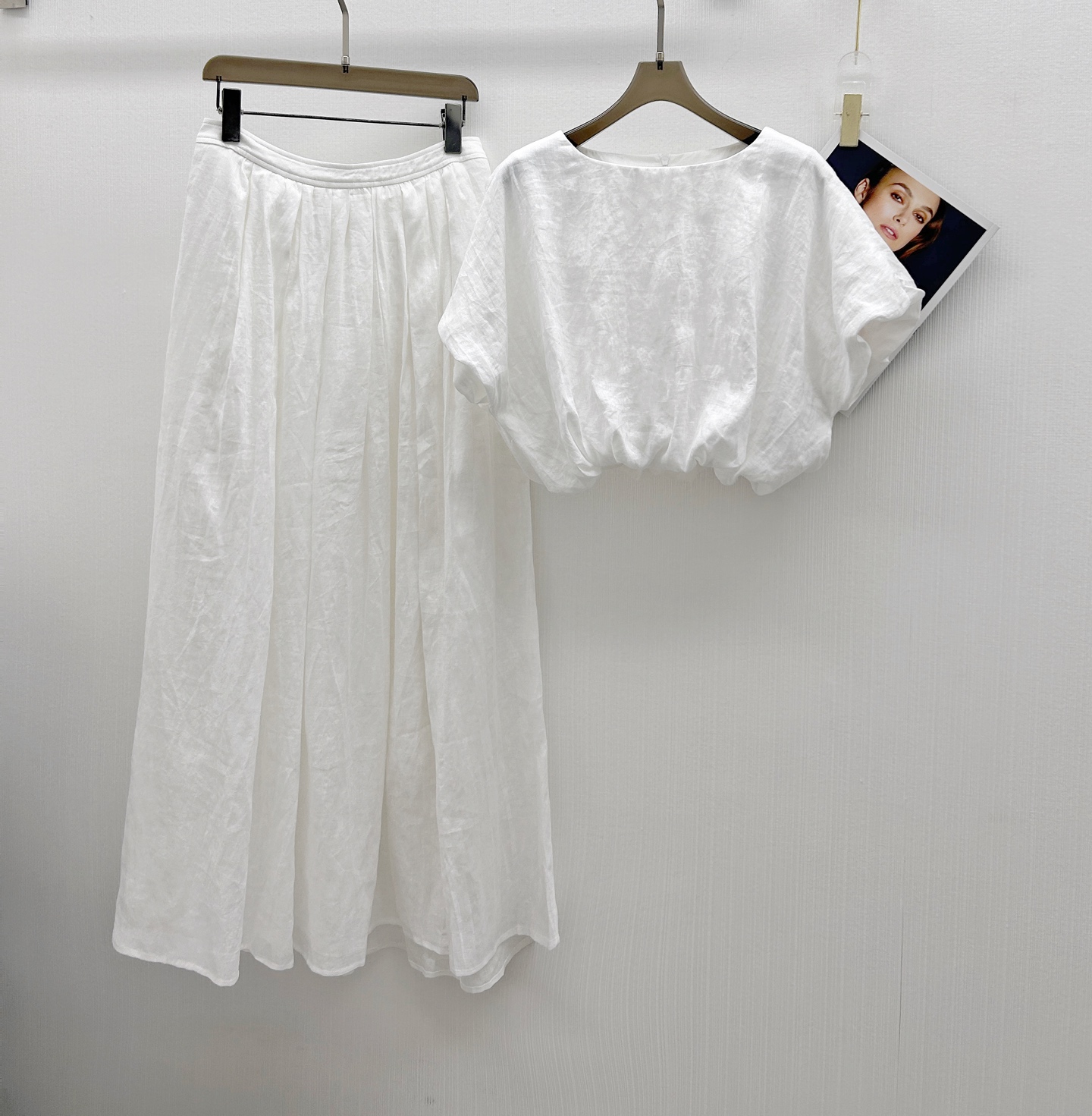 “Exclusive P966 Female Suit: Stylish, Sophisticated, Classic Round-Trip Model”