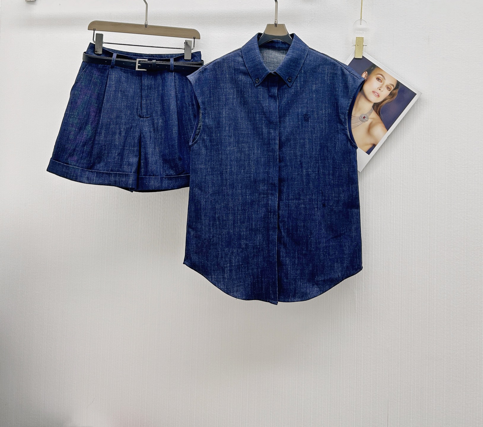 NO:435314,Tops, 25-year new style of pants, design-sleeved sleeveless top + two-piece set of shorts, set, sleeveless vest loose straight style, inclusive, free personality and unrestrained experience, linen material is light and breathable, casual but elegant, without restraint, strong wearability releases loose and free tone, SML, shorts, alexander wang19860909上衣 裤子25年新款 设计感宽松无袖上衣+短裤两件套 套装,无袖背心宽松直筒版型包容自由个性与无拘体验,亚麻材质轻盈透气 休闲而不失雅致,没有束缚感,实穿性强释放松弛自在腔调 码数SML,,shorts,alexander wang,Women's clothing