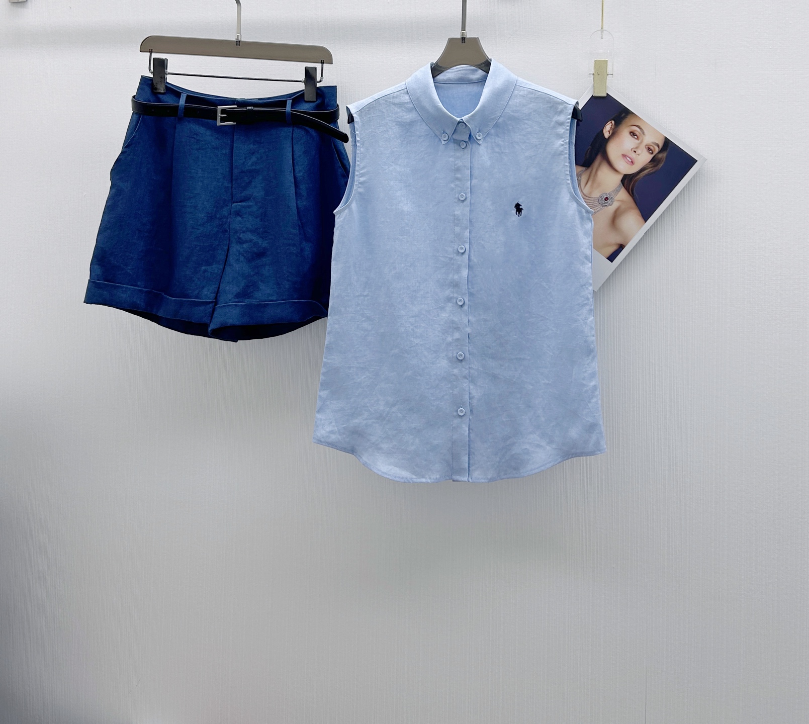 NO:435313,Tops and pants are highly recommended for new styles. Sleeveless lapel tops and shorts two-piece set, linen fabric, essential for summer outfits, fresh and literary style, fashionable and casual, temperamental women must enter, workmanship depends on details (can be matched separately) 3 colors SML tops, shorts, alexander wang19860909上衣 裤子强烈推荐新款 无袖翻领上衣短裤两件套, 亚麻面料,夏季穿搭必备 , 小清新文艺范儿 时尚休闲 气质女人必入 做工看细节（可分开搭配）3色 SML 上衣,,shorts,alexander wang,Women's clothing