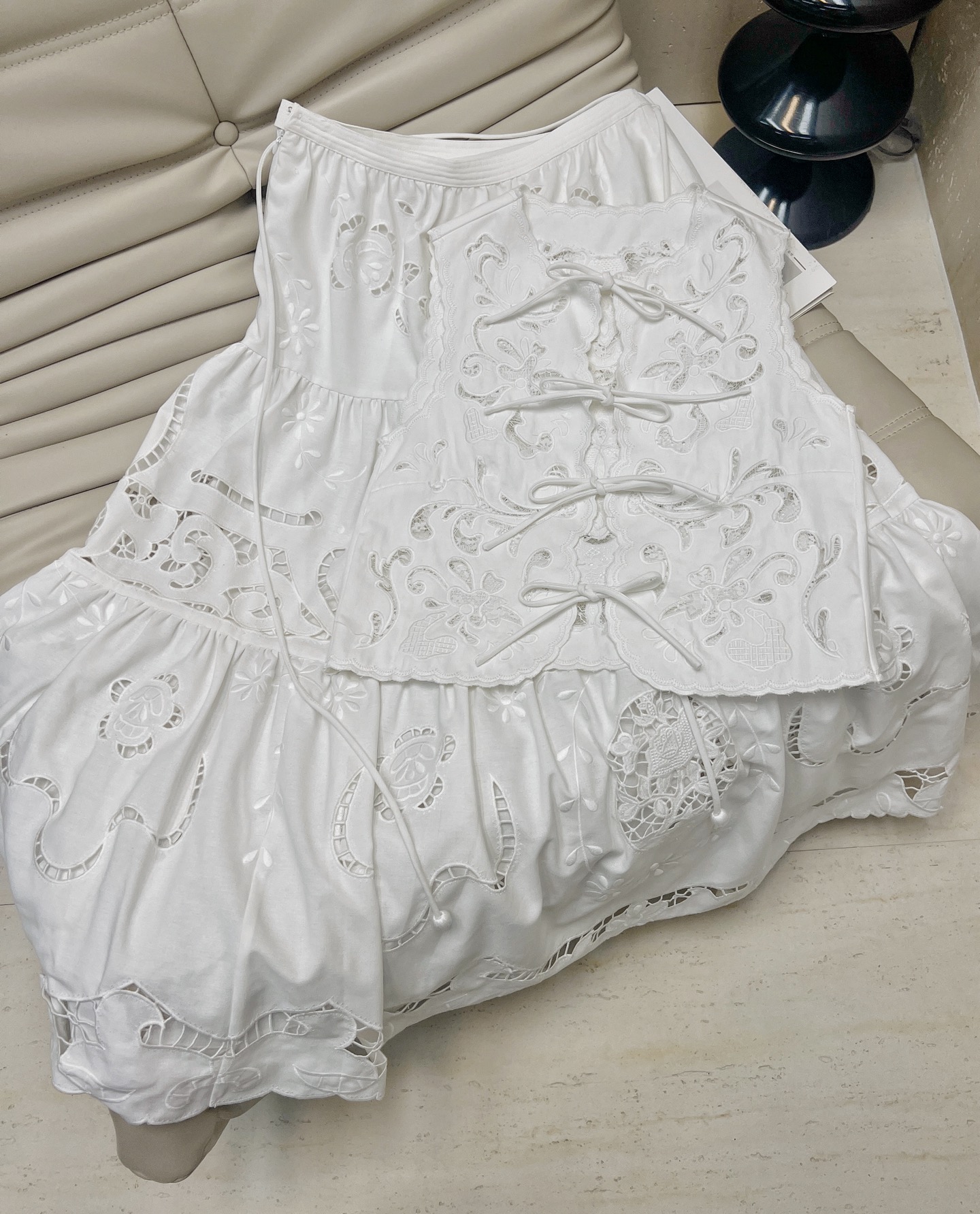 NO:434425,Top Skirt 25FW New White Heavy Industry Embroidered Hollow Lace Vest Top Women + Flower Embroidered A-line Skirt SML, skirts, alexander wang19860909上衣 半裙25FW 新款 白色重工绣花镂空系带马甲上衣女+花朵刺绣A字半身裙 SML,,skirts,alexander wang,Women's clothing