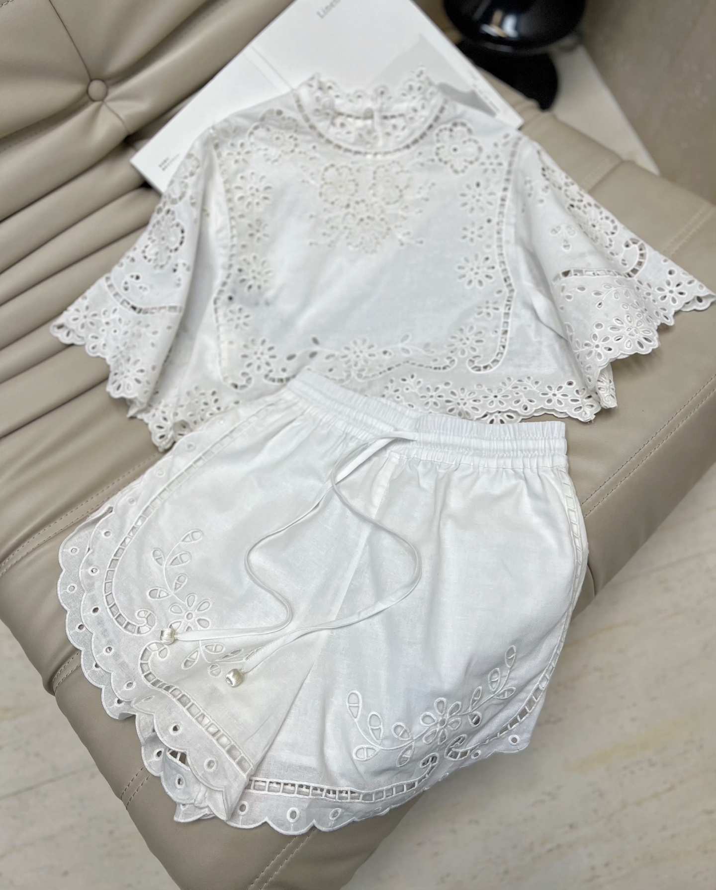 NO:428595,Tops, shorts, exquisite retro | 2 colors French heavy industry pattern embroidered round neck short sleeve shirt + elastic waist shorts vacation suit, shorts, shirts, T-shirt, alexander wang19860909上衣 短裤精致复古丨2色法式重工花纹刺绣圆领短袖衬衫+松紧腰短裤度假套装,,shorts,shirts,T-shirt,alexander wang,Women's clothing
