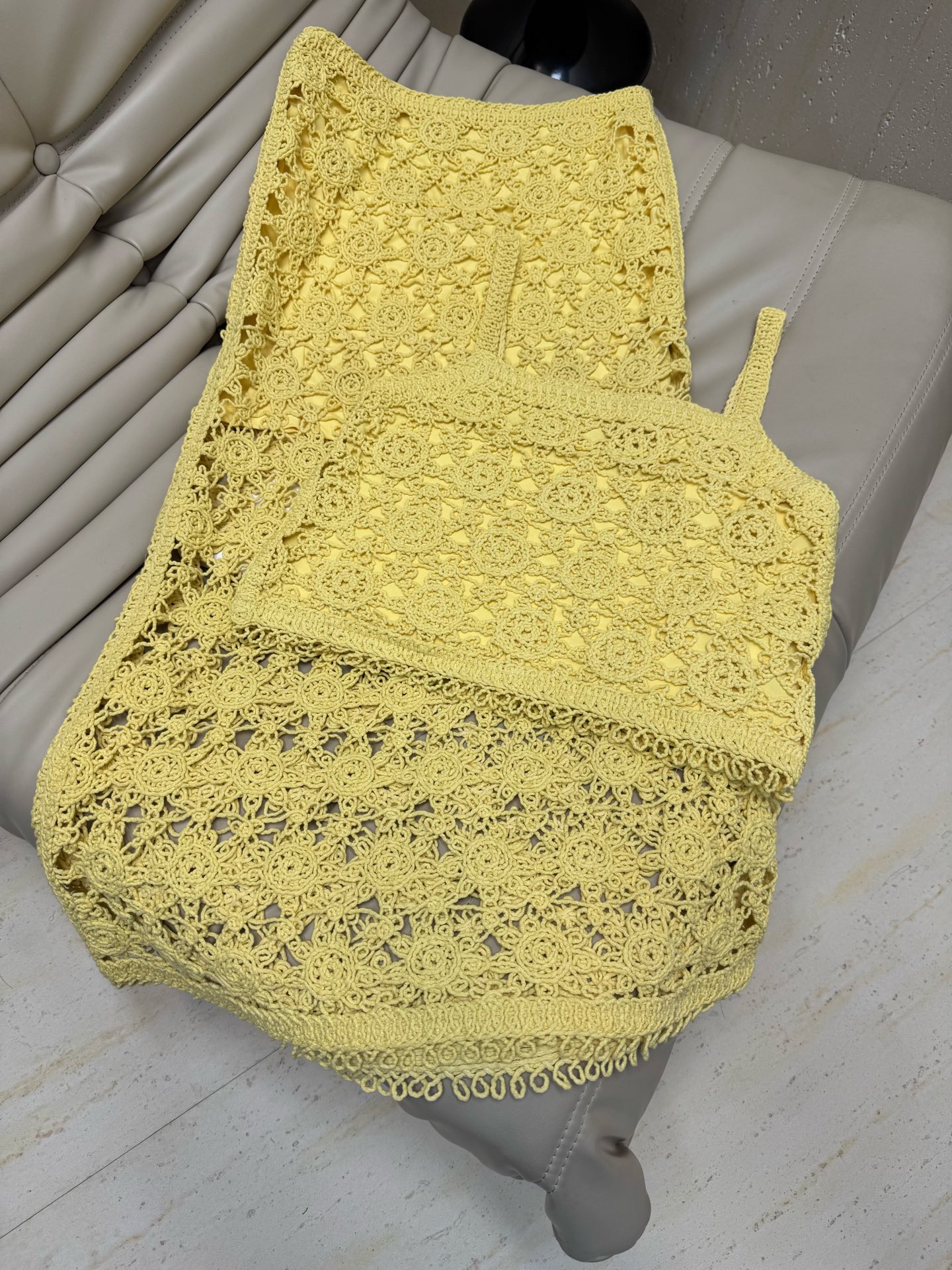 NO:428605,Slings [Same Model in Lin Yun] 2025MJ Spring and Summer New Women's Long Skirt Design 1:1 Designed by the original woven and hollowed-out design of yellow skirt. Temperament long high-waist style. Smooth arc, clever blur the boundaries of hips and hips. Modify the proportion of hips and hips. The slightly wide hem forms a visual extension. It hides the fat on the lower abdomen and lengthens the proportion of the lower body. The aesthetics of freedom of movement and slimness are integrated into dynamic beauty. The craftsmanship crochet knitted interprets daily clothing, integrating fresh and bright colors and patterns. The sweet and nostalgic aesthetic of simplicity and complexity is conveyed. The romance and pleasure of summer is interpreted. The inner layer is semi-lined with the same color, soft and skin-friendly fabric is lightly connected. It not only avoids embarrassment in the skin, but also retains the hazy beauty of the legs. The skin exposure area is precisely controlled to optimize the proportion of legs through visual cutting. The laziness reveals the skin and makes it look slim invisible.  Paired with the same series of tops, it interprets the romantic temperament of crochet, light and elegant, especially suitable for summer vacation wear. Recommended hot products. Three sizes, skirts, alexander wang19860909吊带 半裙【林允同款】2025MJ春夏新款女装长款半身裙 按原版1:1设计 法式编织镂空设计黄色半裙 气质长款高腰款式 流畅弧线,巧妙模糊胯臀边界 修饰胯臀比例 微阔的下摆形成视觉延伸感 既藏匿小腹赘肉 又拉长下身比例 将行动自由与显瘦美学融于动态美之中 饱含匠意的钩编针织诠释日常服饰,融汇清新明亮的颜色与图案 传达简约与繁复兼并的甜美怀旧美学 诠释夏季的浪漫与愉悦 内层半衬以同色柔软亲肤面料轻盈衔接 既避免透肤尴尬 又保留腿部若隐若现的朦胧美感 露肤区域精准控制 通过视觉切割优化腿长比例 慵懒露肤显瘦于无形 搭配同系列上衣诠释出钩花的浪漫气质 轻盈飘逸 尤其适合夏日度假穿着 爆款推荐 三个码,,skirts,alexander wang,Women's clothing