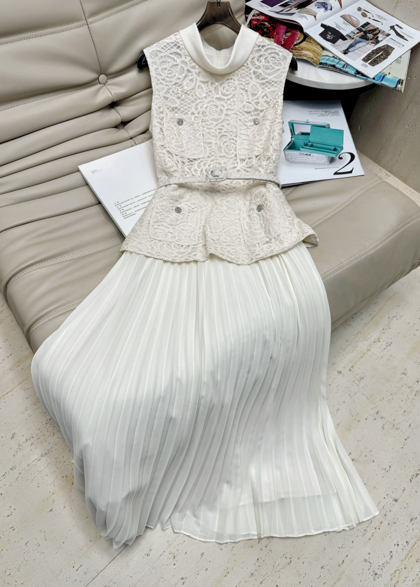 NO:434869,New embroidered sleeveless round neck dress, which adds a sense of temperament in seconds. It is recommended for commuting or daily shopping. It can reduce age and be fashionable and elegant. Slim and waist-hugging tailoring. The hem pleated design makes you look slim and full of details. The style hides the flesh and makes you look slim. SML, skirts, alexander wang19860909新款 绣花设计无袖圆领连衣裙 秒添气质感 不管是通勤还是日常逛街都很推荐 可减龄时髦可优雅大气 修身收腰的剪裁拼接 下摆百褶设计显瘦 细节感满满 版型藏肉显瘦 码数SML,,skirts,alexander wang,Women's clothing