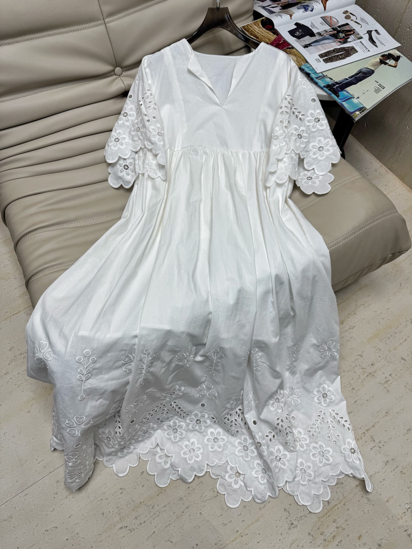 NO:432102,3302025 summer new age-reducing vacation style white lace hollow doll loose dress, hem cuffs are all heavy-duty design, the upper body is very fashionable, whoever wears it looks good? White SML.,, skirts, alexander wang198609093302025夏季新款减龄度假风白色蕾丝镂空娃娃款宽松连衣裙 下摆袖口都是重工设计 上身非常洋气 谁穿谁好看 白色SML.,,skirts,alexander wang,Women's clothing