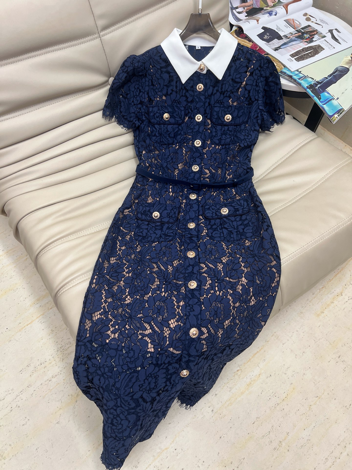 NO:434431,2025 summer popular single products new women's lapel short sleeve single-breasted high-end lace dress. Lace embroidered design with a belt is very waist-hugging to show off the figure. It has a lining inside. The upper body is very elegant and noble. Monochrome SML.,,skirts,T-shirt,alexander wang198609092025夏季流行单品新款女装翻领短袖单排扣高级感巨好看蕾丝连衣裙 蕾丝绣花设计配有腰带非常收腰显身材 内有里衬 上身非常优雅贵气 单色SML.,,skirts,T-shirt,alexander wang,Women's clothing