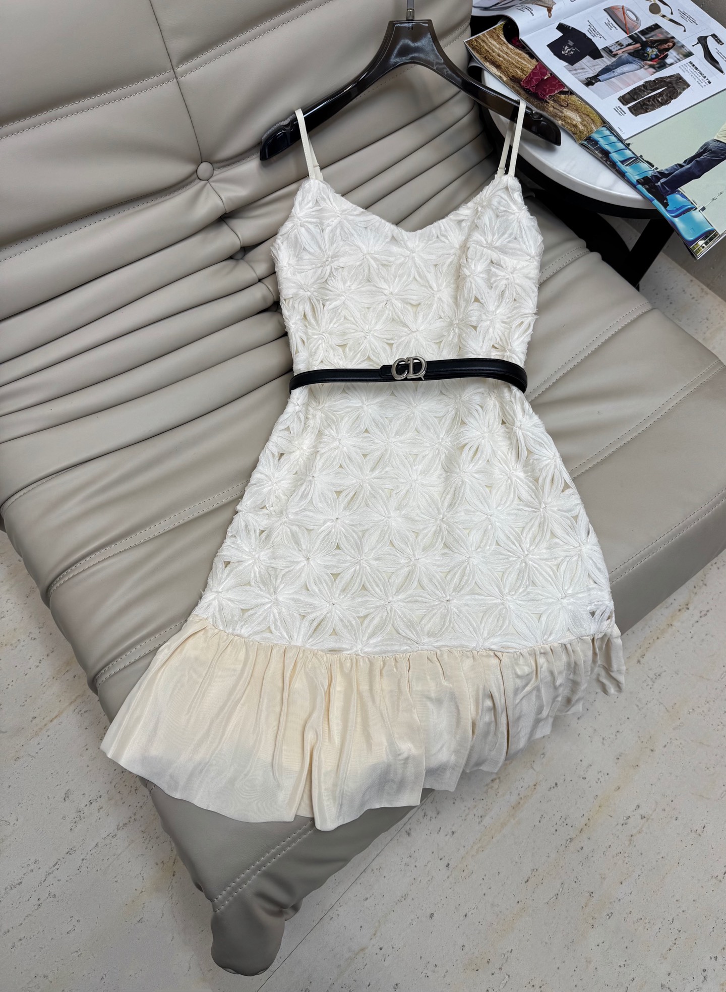 NO:436411,The latest summer pure hot girl temperament lace suspender dress. The whole body is embroidered with heavy industry. The beautiful A-line skirt with a belt makes it look high-end. The style makes it look slim and the color makes it look white. Those who know how to use it are monochrome SML, skirts, alexander wang19860909最新款夏季纯欲辣妹气质蕾丝吊带连衣裙 整个大身都是重工绣花 小香风绝美a字短裙配腰带又显高级感 版型显瘦颜色具显白 懂货的来单色SML,,skirts,alexander wang,Women's clothing